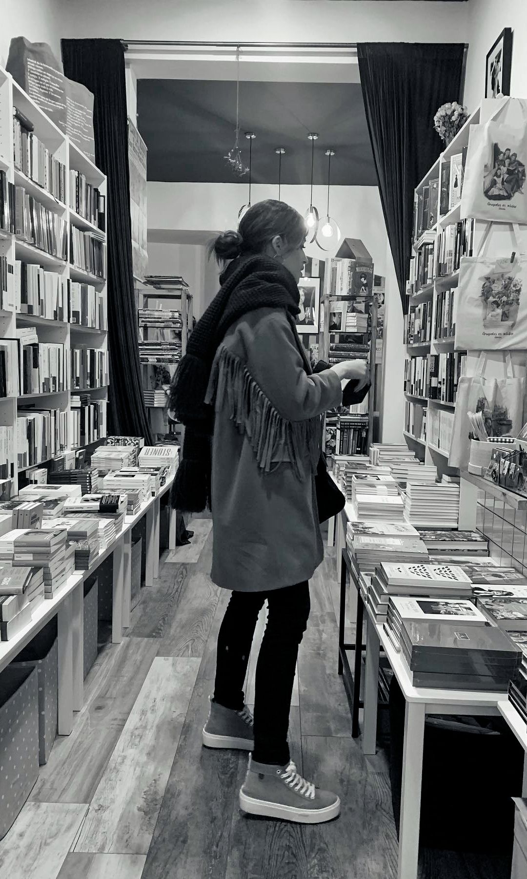 Sara Caronero mirando libros en una libreria 