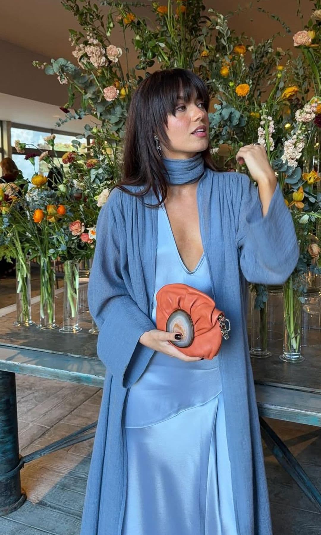 Influencer tina con look de invitada