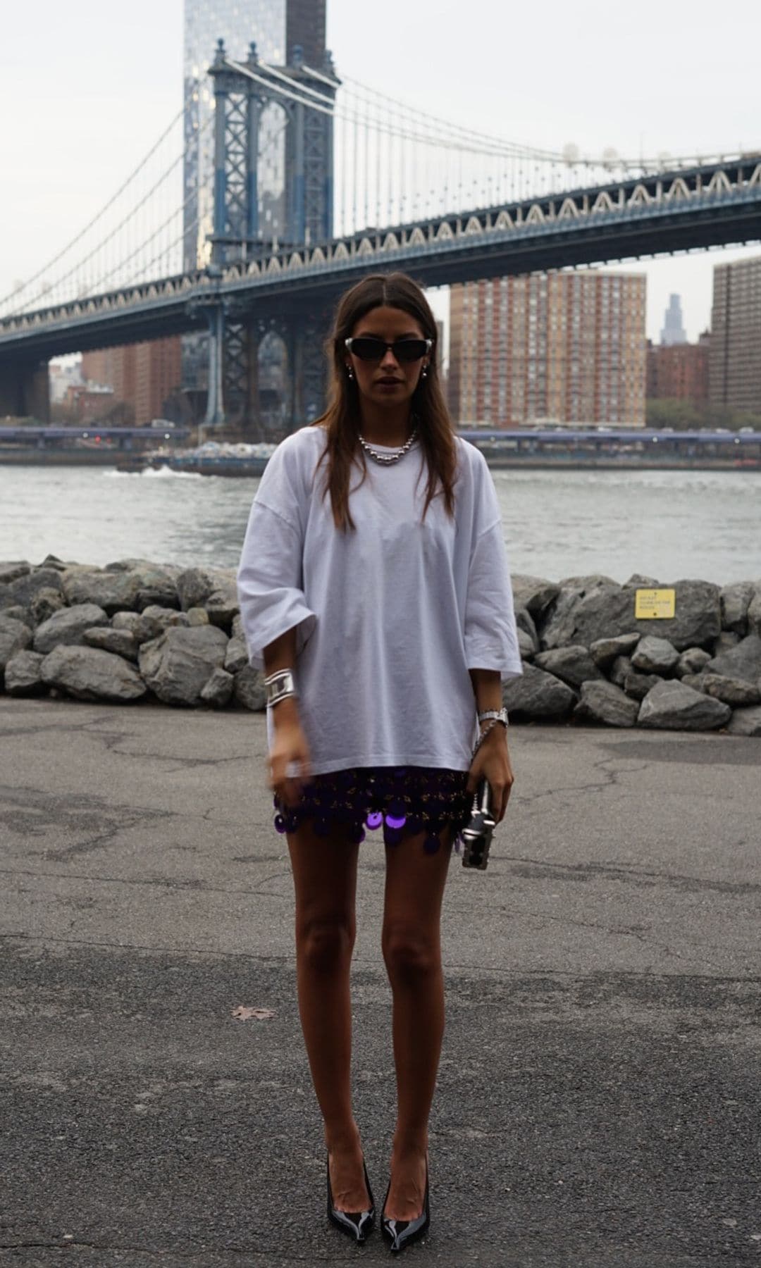 camiseta blanca y minifalda de lentejuelas