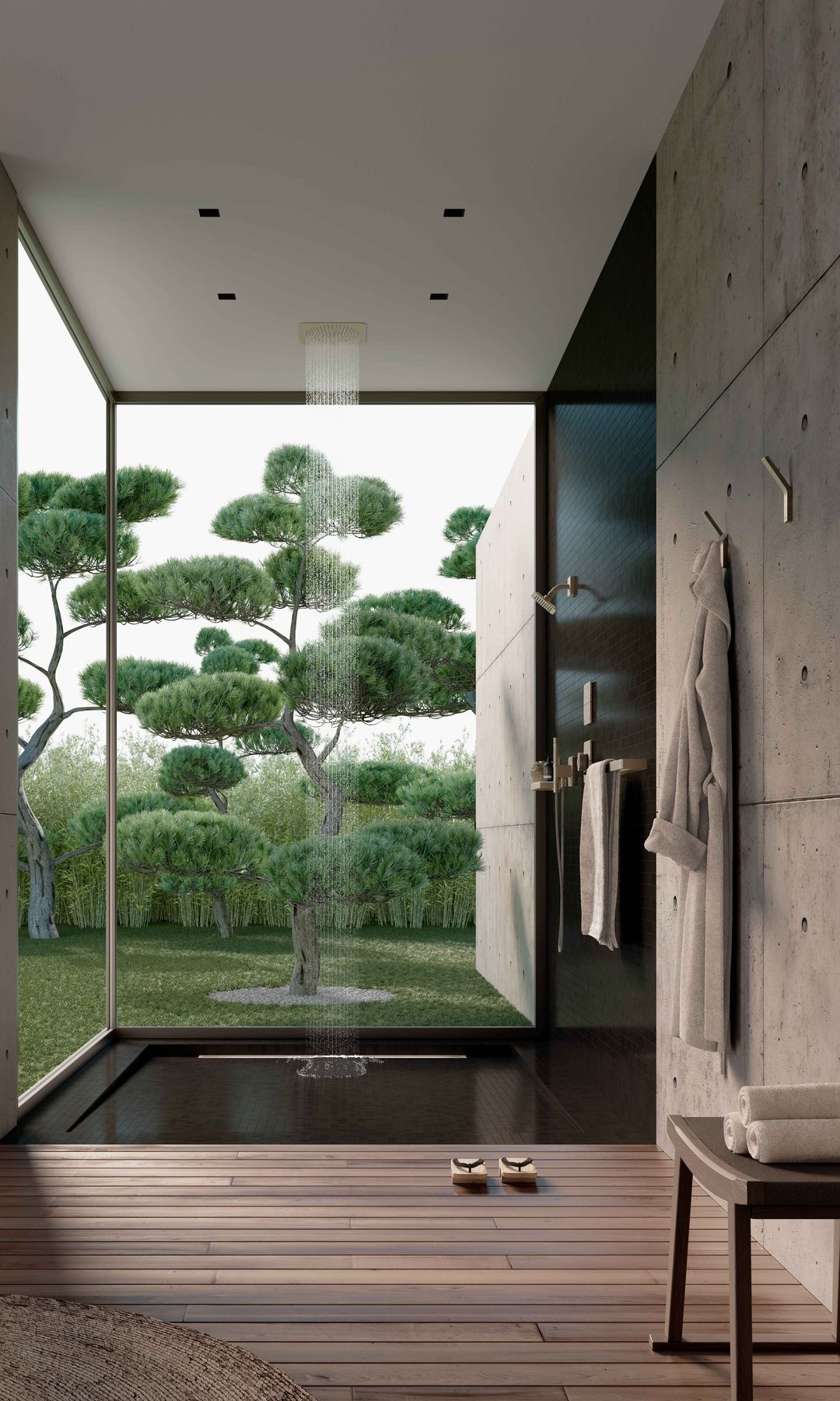 Baño con ducha con suelo de madera, plato negro, ventanales con vistas al jardín, paredes de cemento, albornoz colgando, taburete de madera, lámpara de techo
