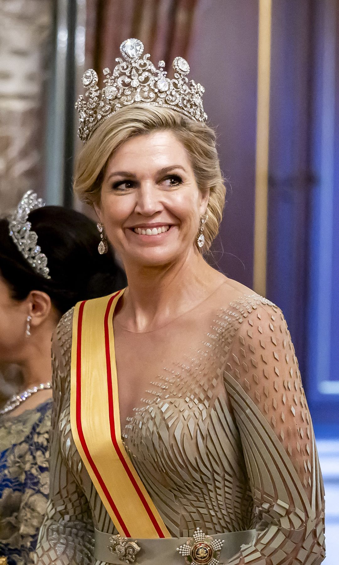 Máxima deslumbra con transparencias, Amalia eclipsa con diamantes y Ariane enciende la noche de rojo: el trío real que convirtió las joyas en protagonistas