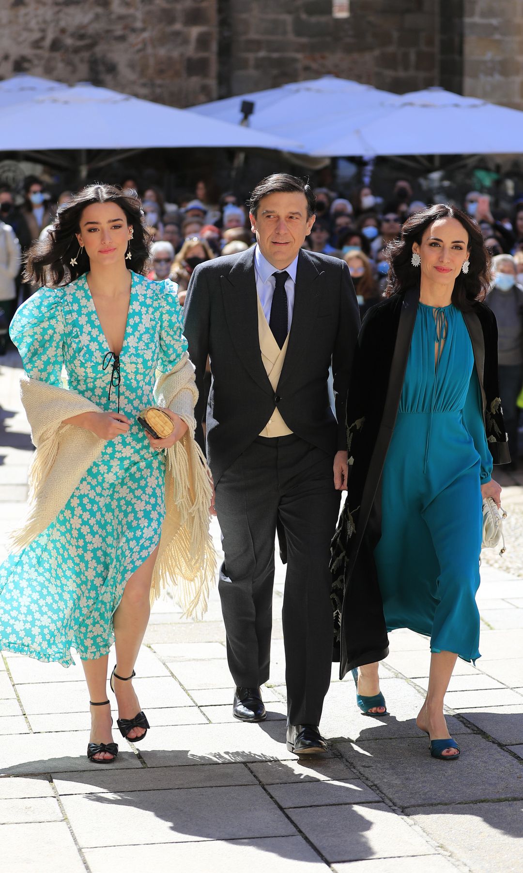 Manuela Falcó, junto con sus padres Manuel Falcó y Amparo Corsini (abril de 2022)