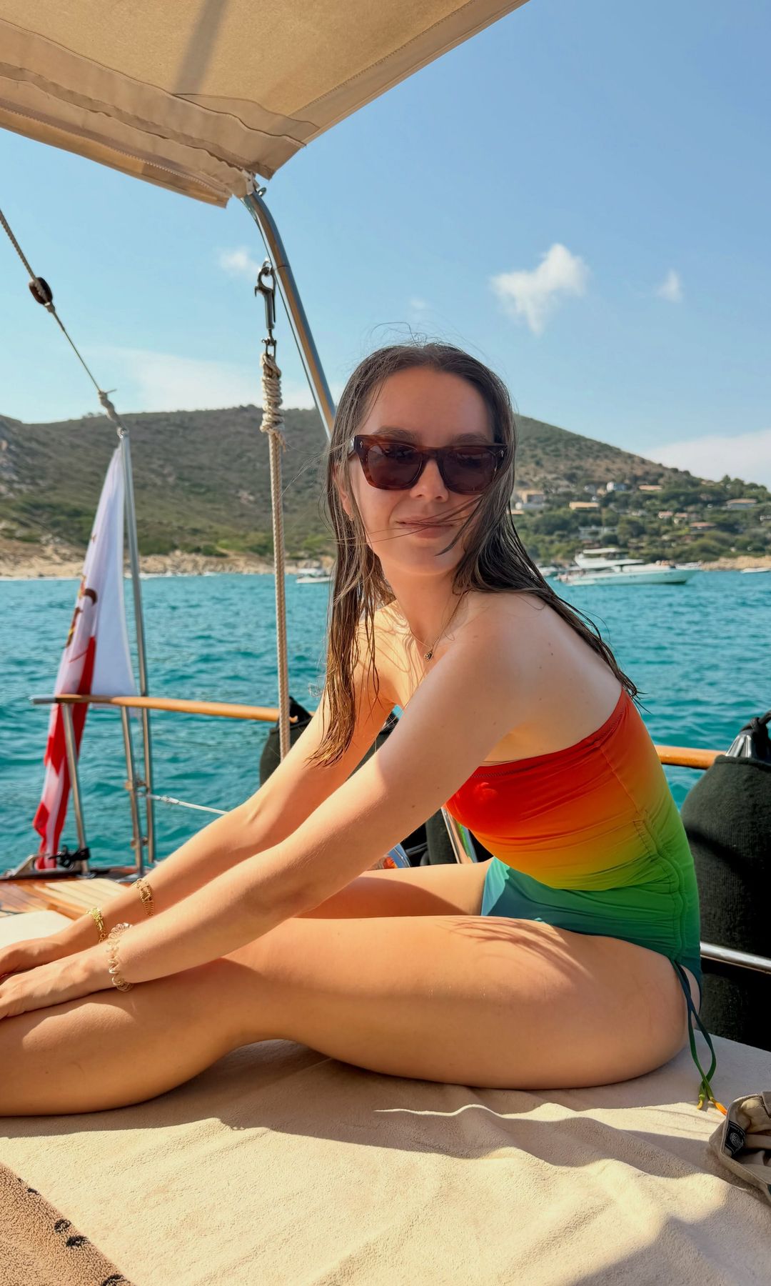 Frente al mar, con looks cómodos y un bañador arcoíris: Alexandra de Hannover confirma que es toda una musa del verano