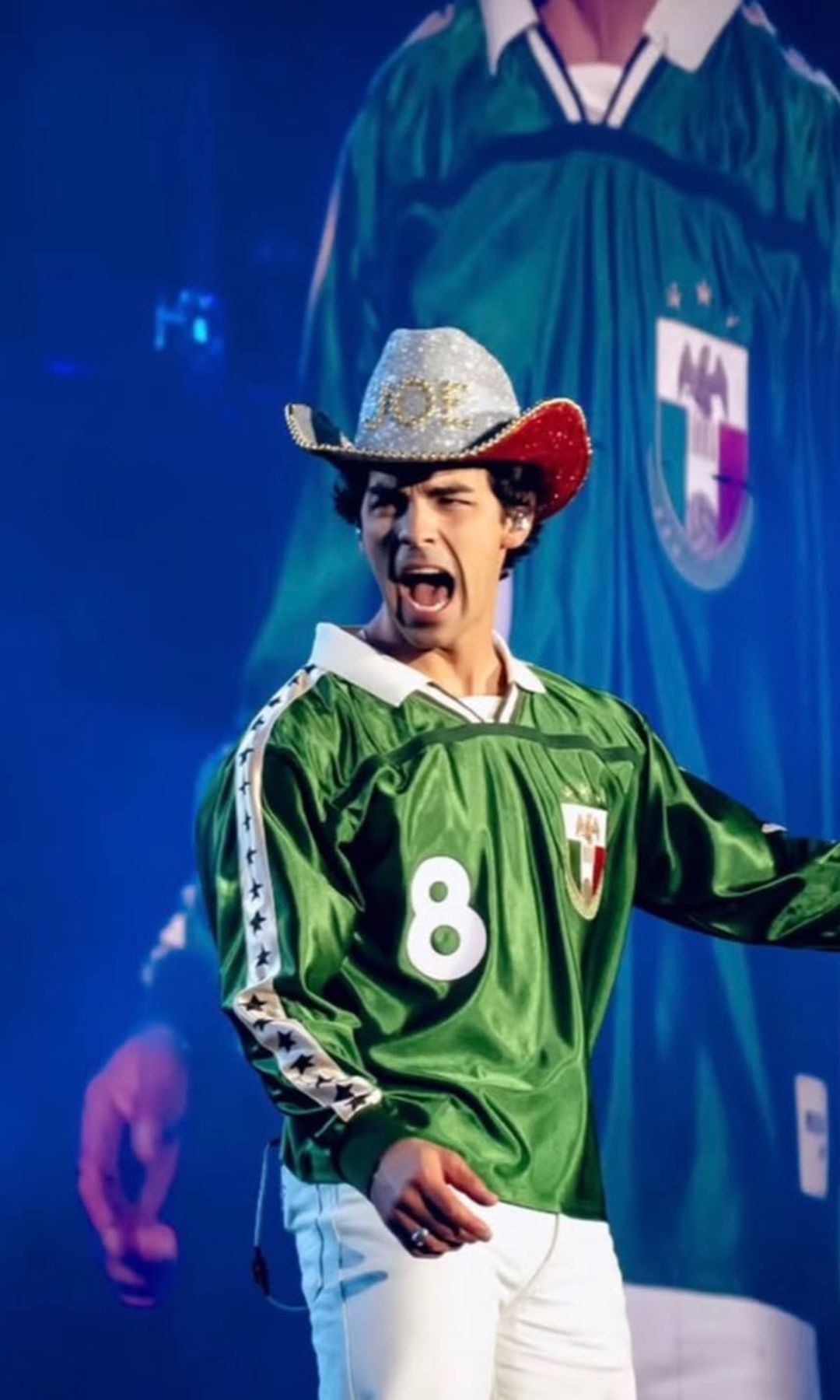 Joe complementó su look con un sombrero hecho por una fan.