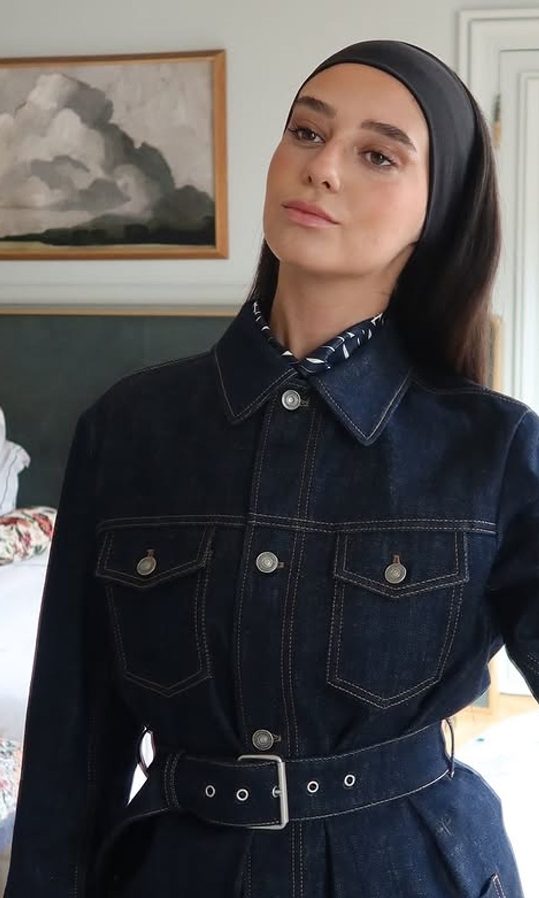 Victoria de Marichalar en París, antes del desfile de Dior, con diadema ancha
