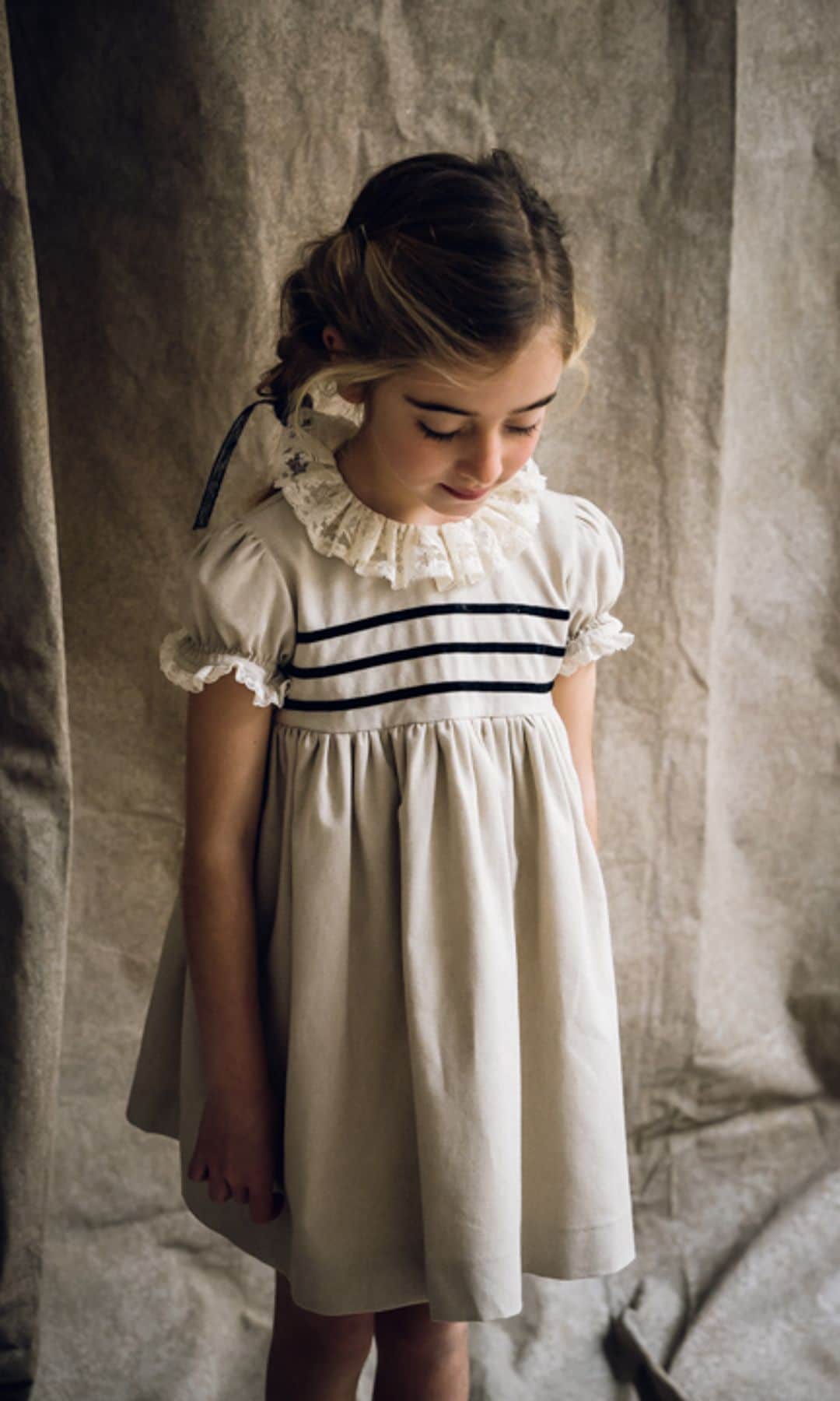 Vestido de niña de arras beige con cintas de terciopelo de La Bubé