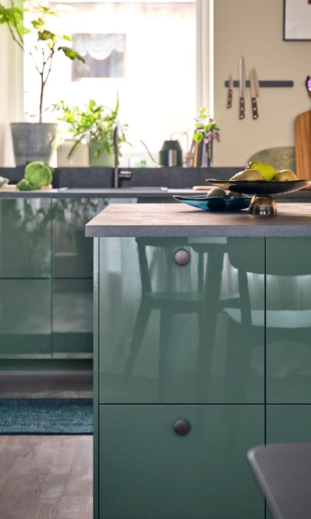 Cocina IKEA con los frentes lacados en verde 