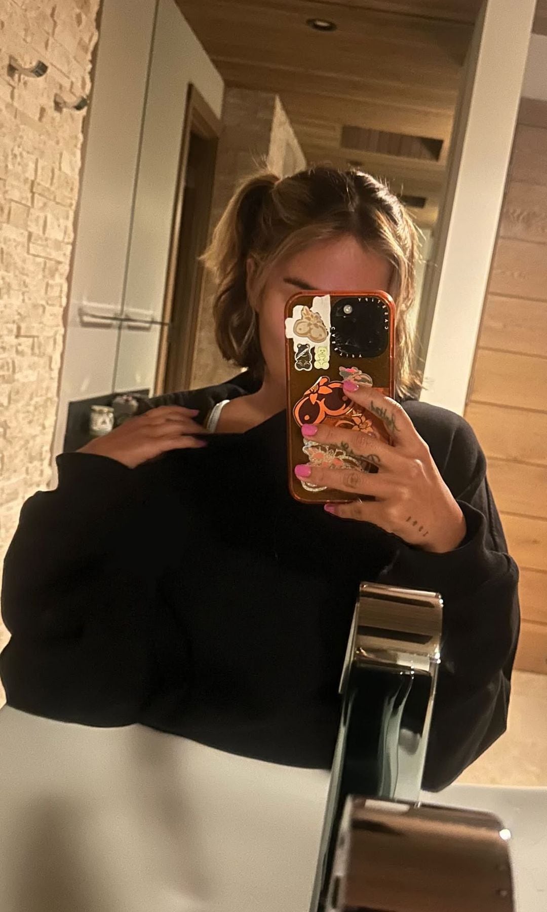 Si cortas con cuidado tu cabello en casa, podrás lucir una melena saludable como Karol G.