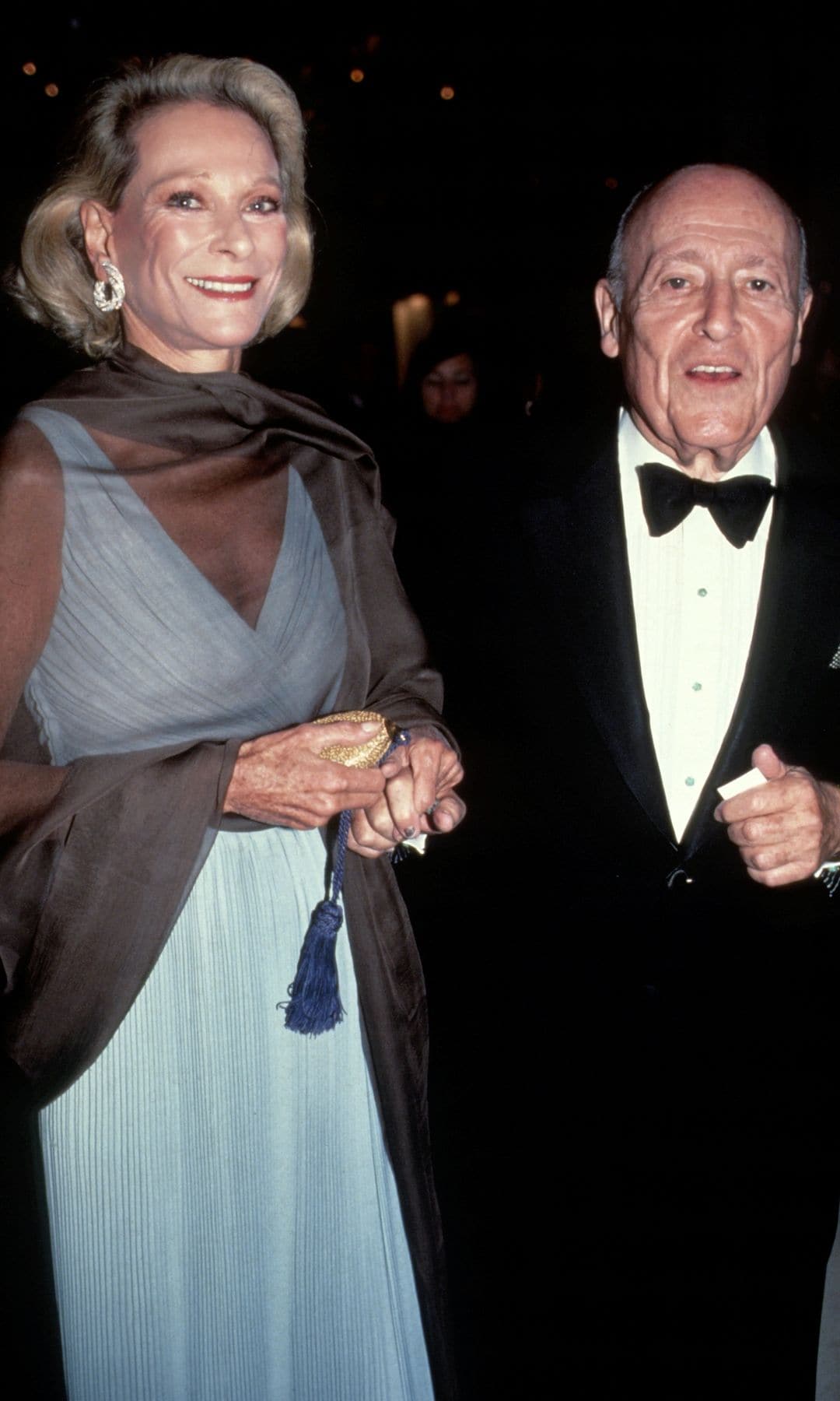 Nan Kempner vestido celeste y gasa marrón