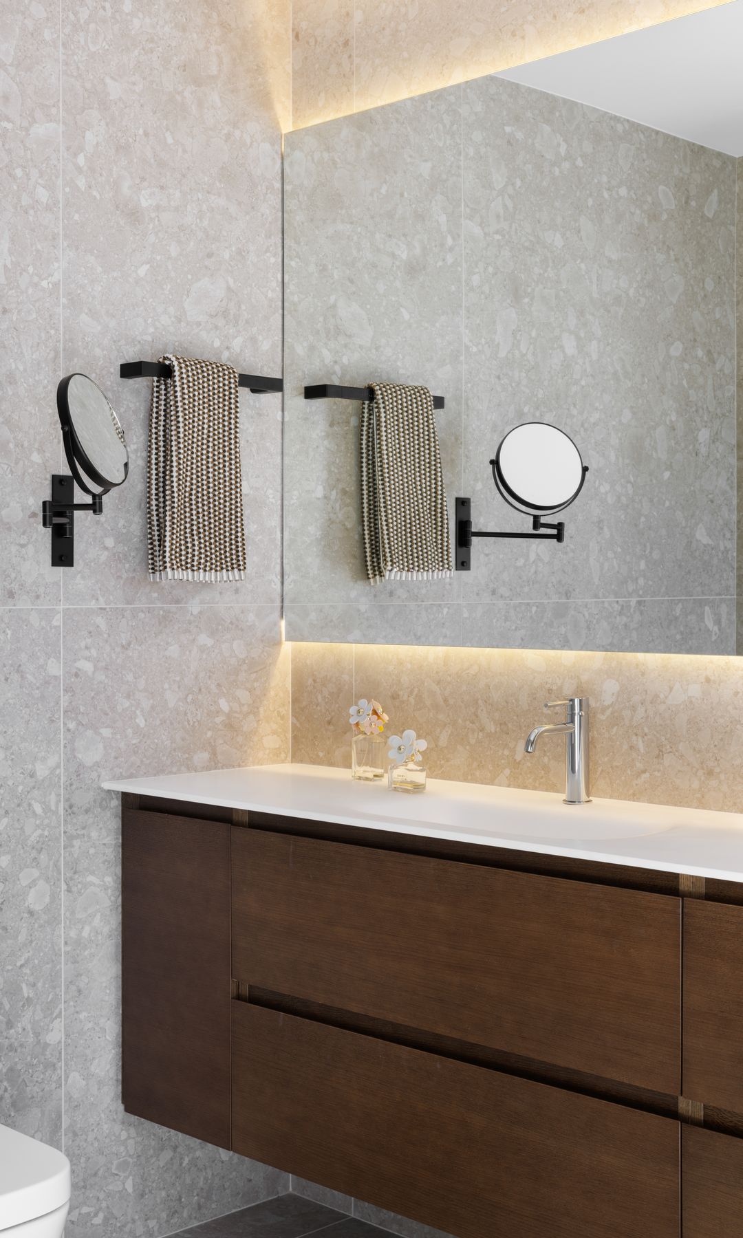 Mueble de baño con lavabo encastrado en una pieza