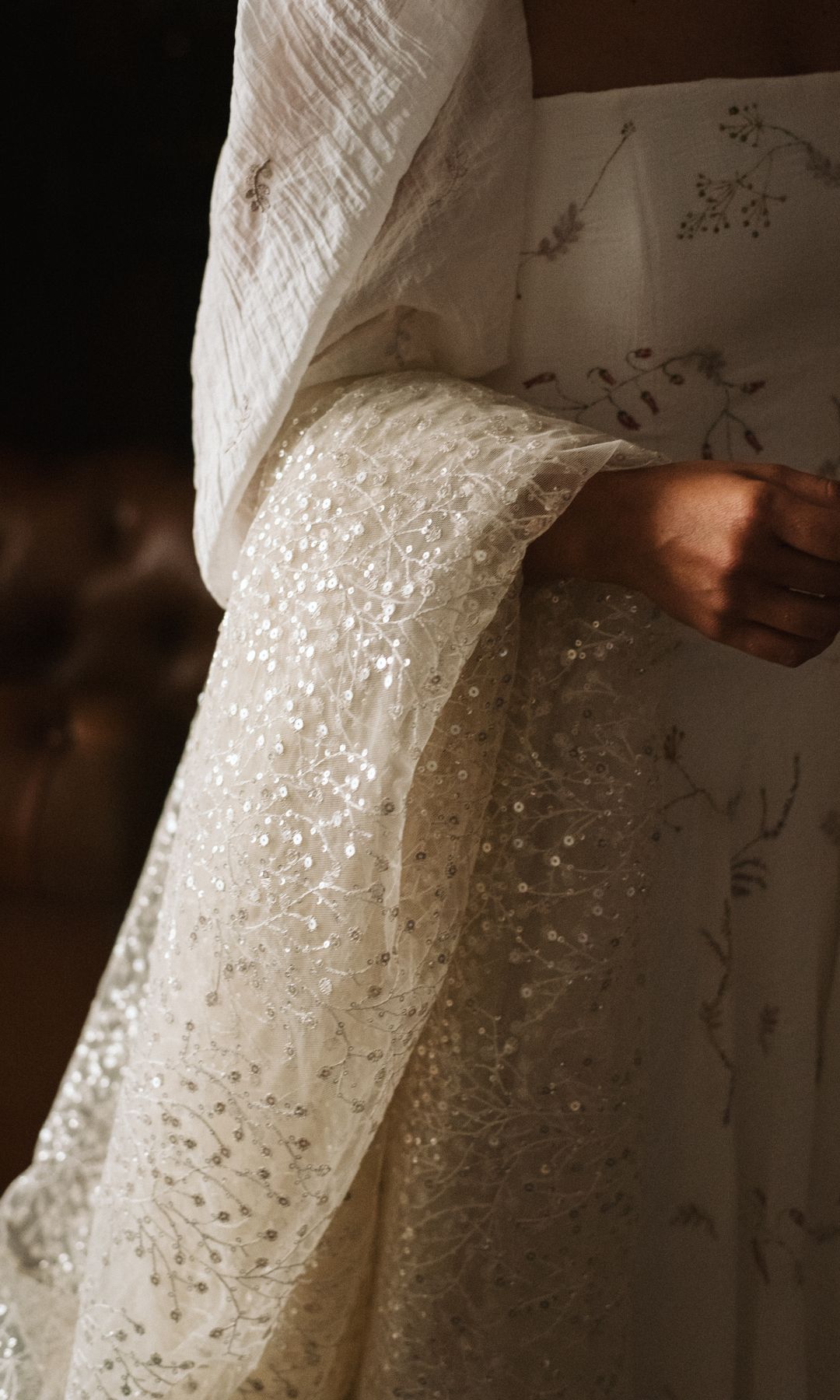 Novia con capa de lentejuelas brillante From Lista With love