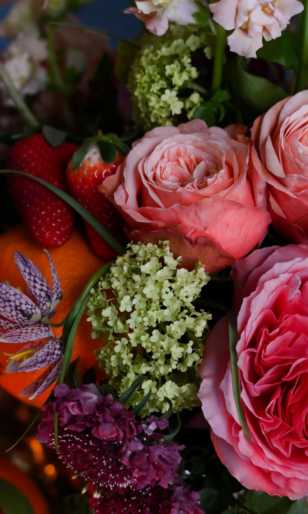 Ramo de flores con rosas, fresas, naranjas 