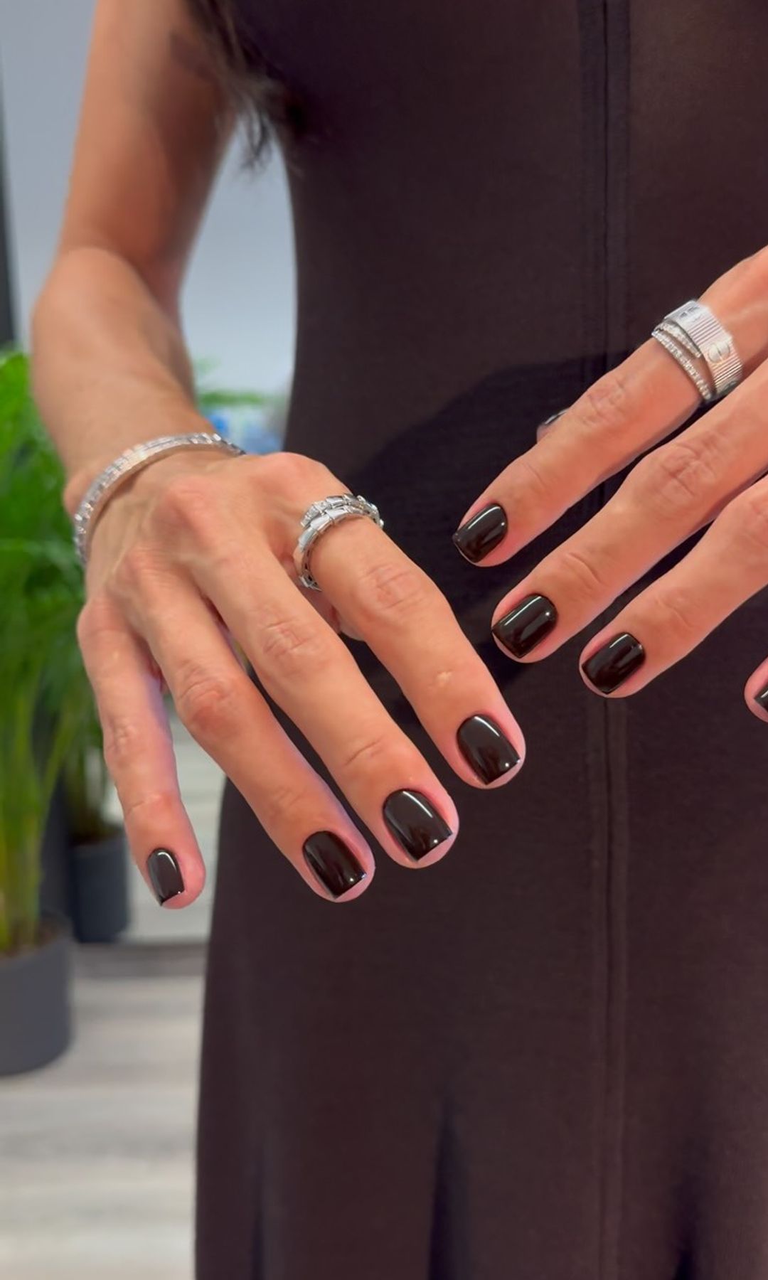 Manicura corta marrón