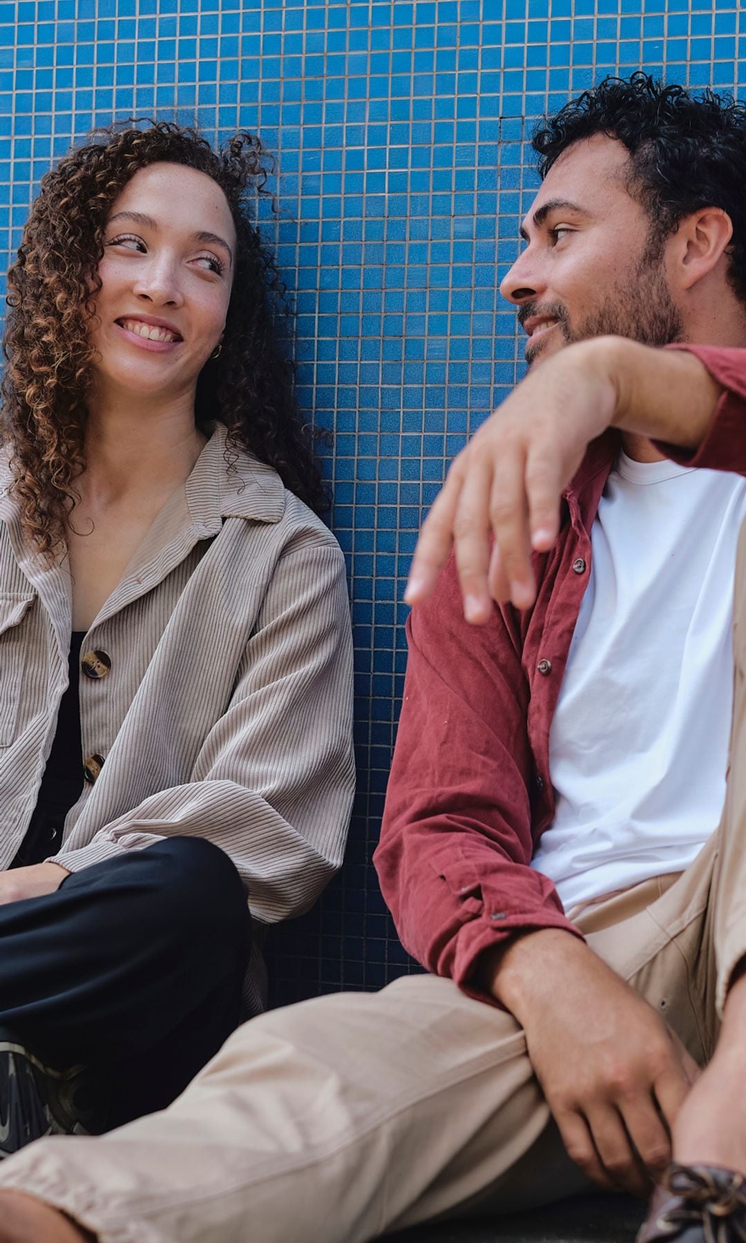 Pareja sentada en el suelo hablando