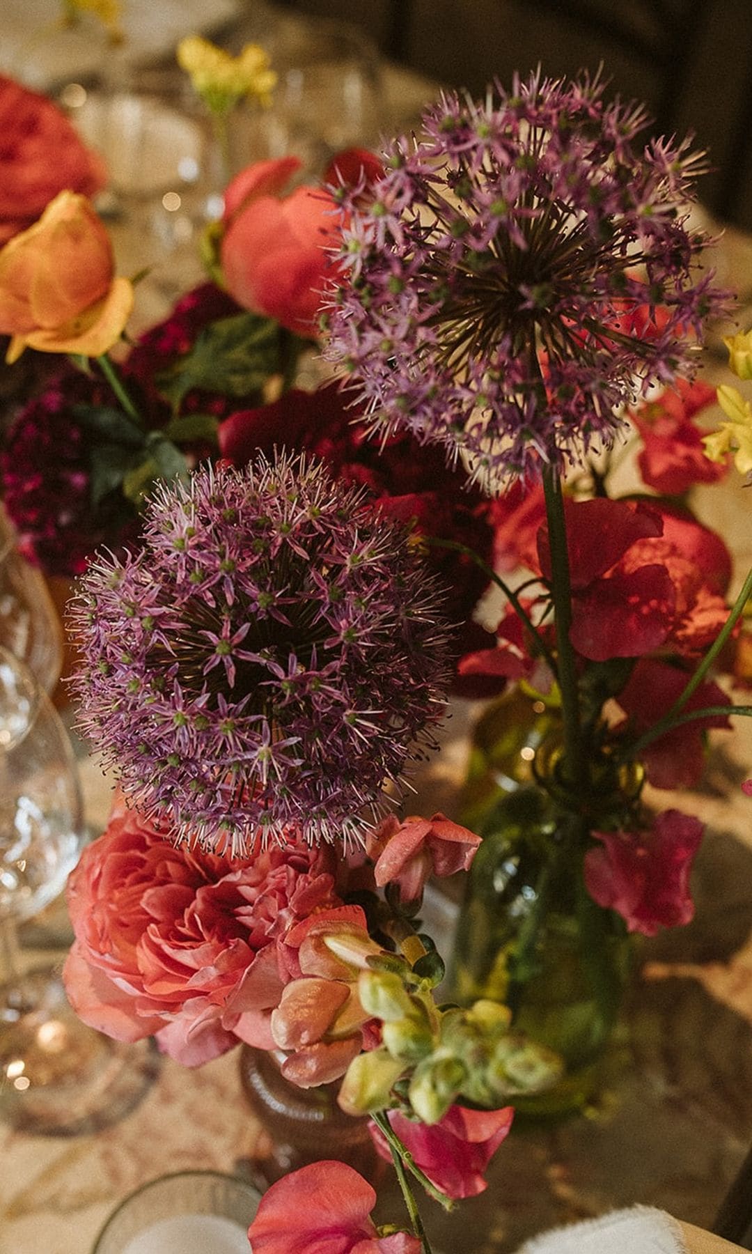 Mesas de boda con violeteros