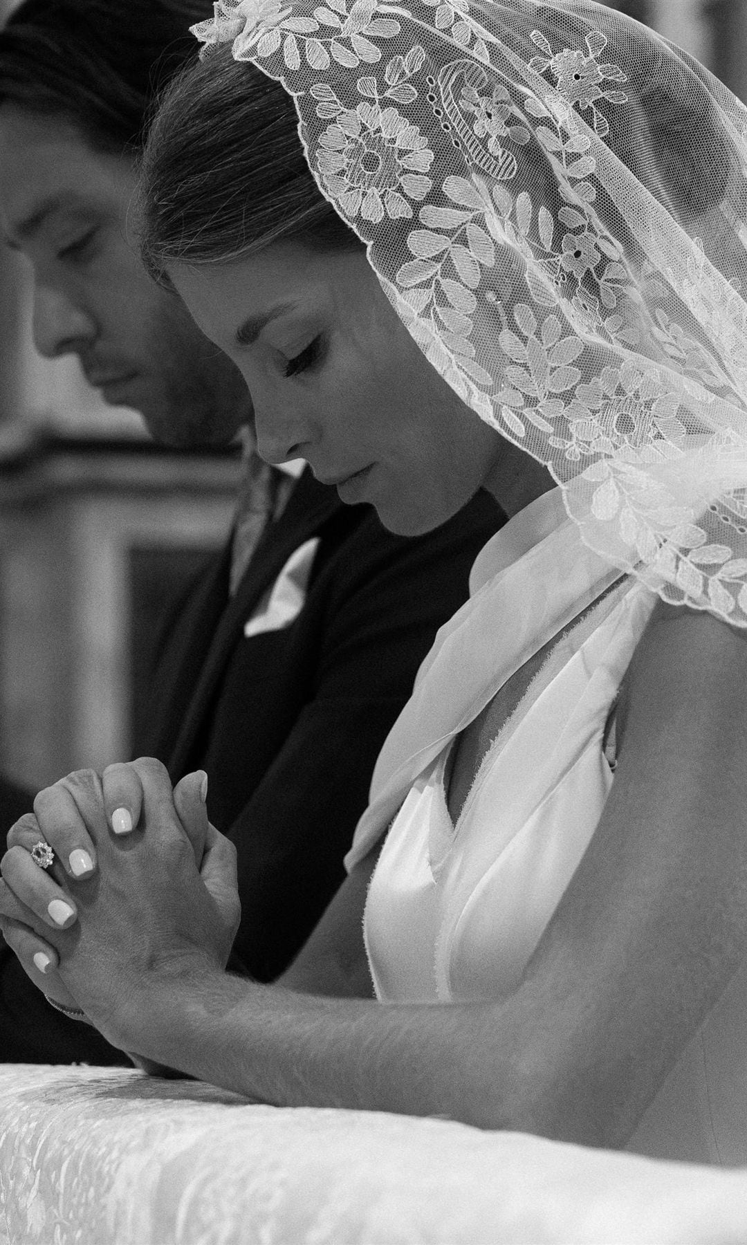 Vestido de novia de Carla, de Claudia Llagostera, con velo heredado de su bisabuela