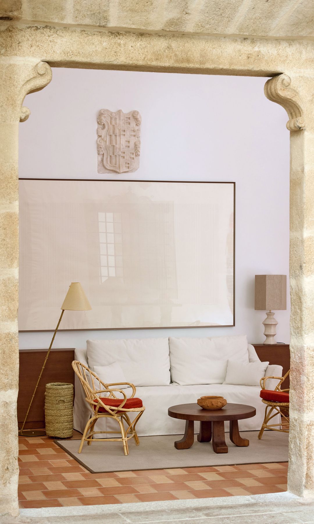 Cuadro de Elena Asins y mesa de Szymon Keller por Vintola Studio en la casa de Fernando Palazuelo y Micaela Belmont