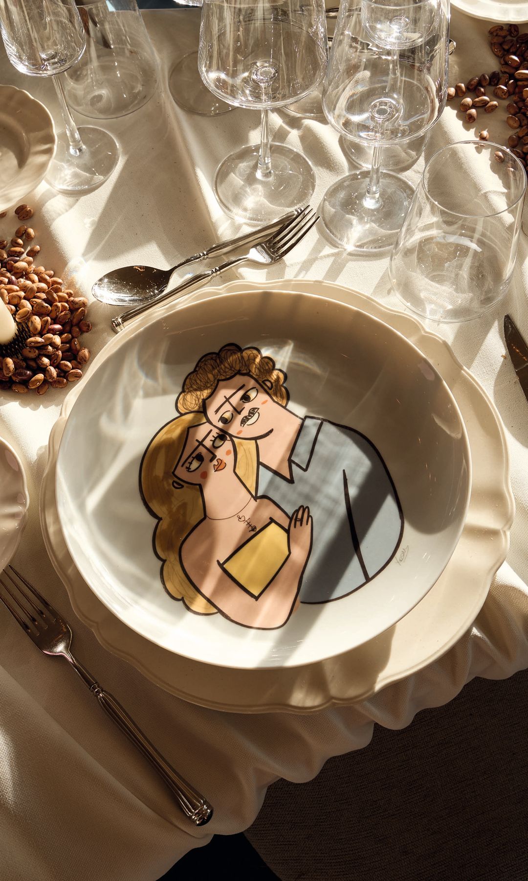 Unos platos personalizados con las caras de Anna y Mario, regalo de Xoan Viqueira