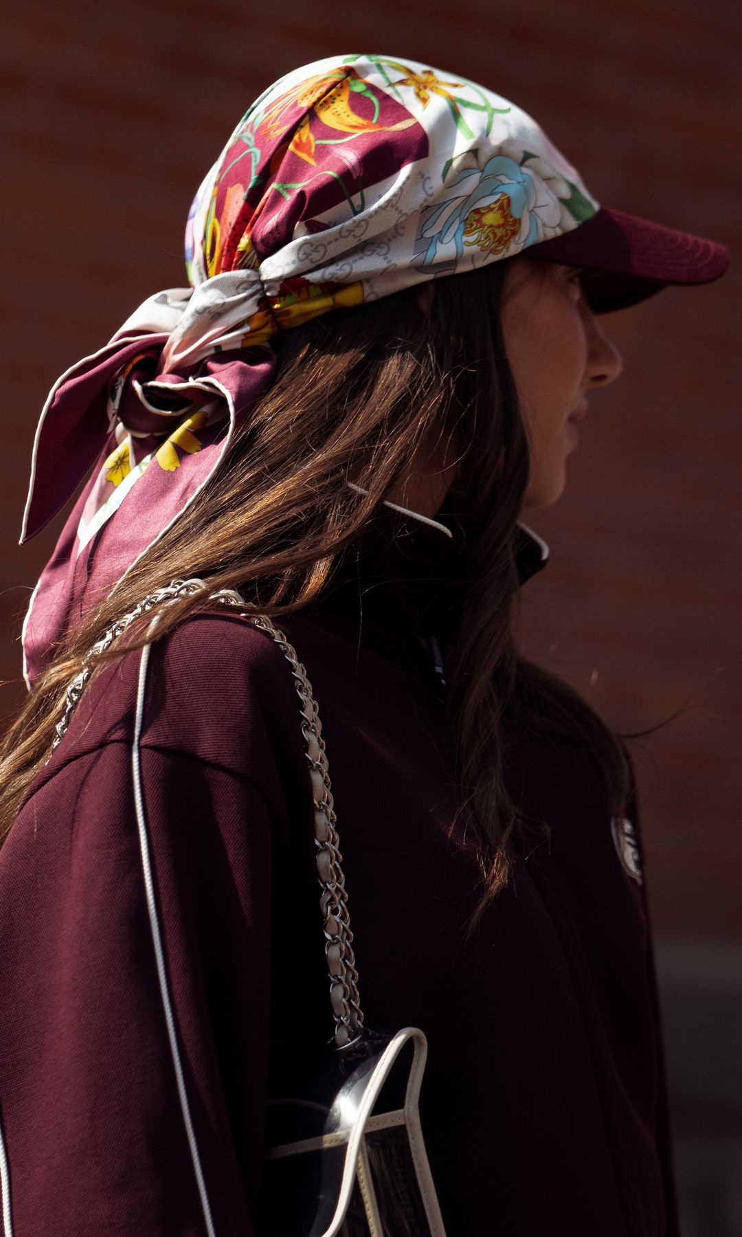 Invitada a la Semana de la Moda de Copenhague con pañuelo y gorra