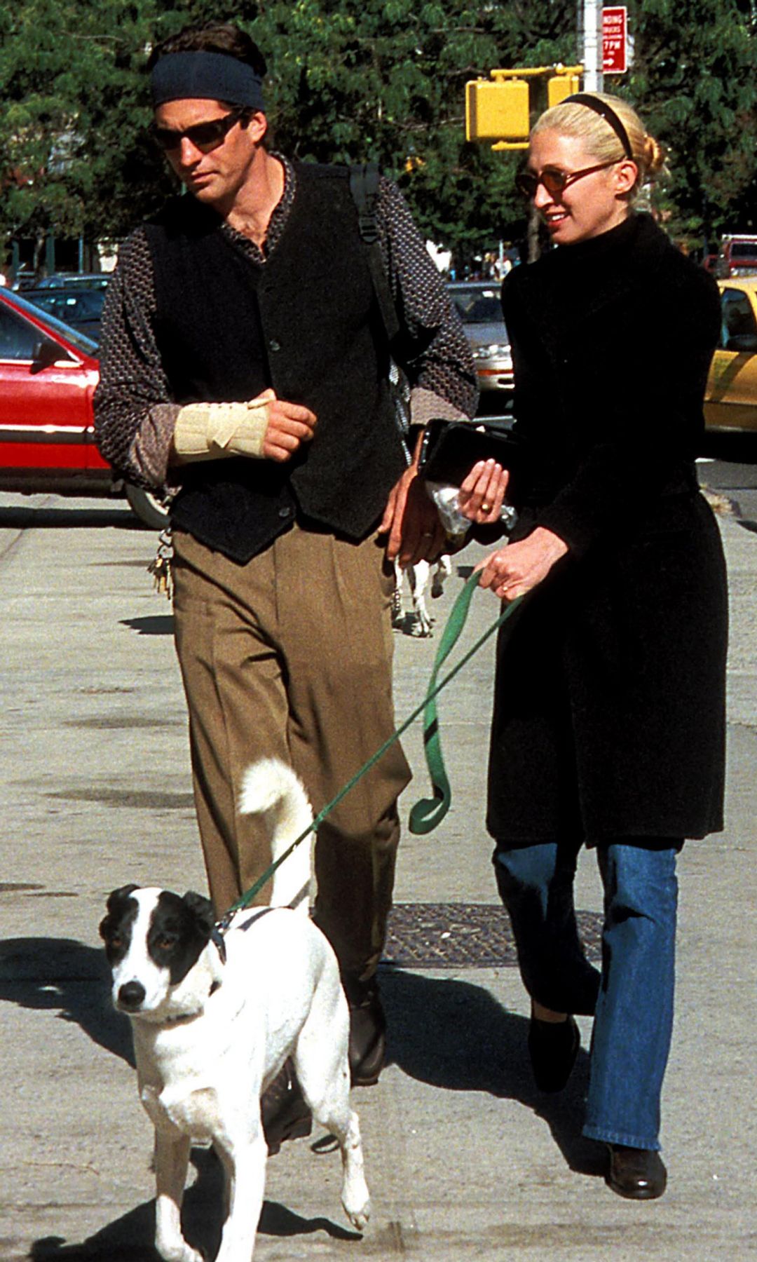 John John Kennedy y Carolyn Bessette paseando a su mascota