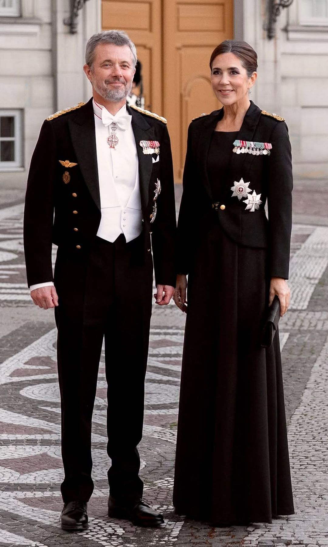 La reina Mary de Dinamarca rescata el uniforme militar que estrenó como princesa: una chaqueta negra con bordados de oro y sus condecoraciones