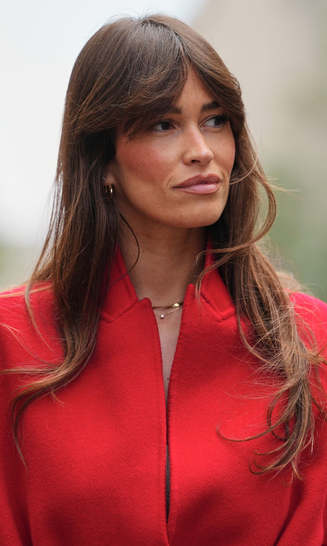 Mujer con flequillo cortina