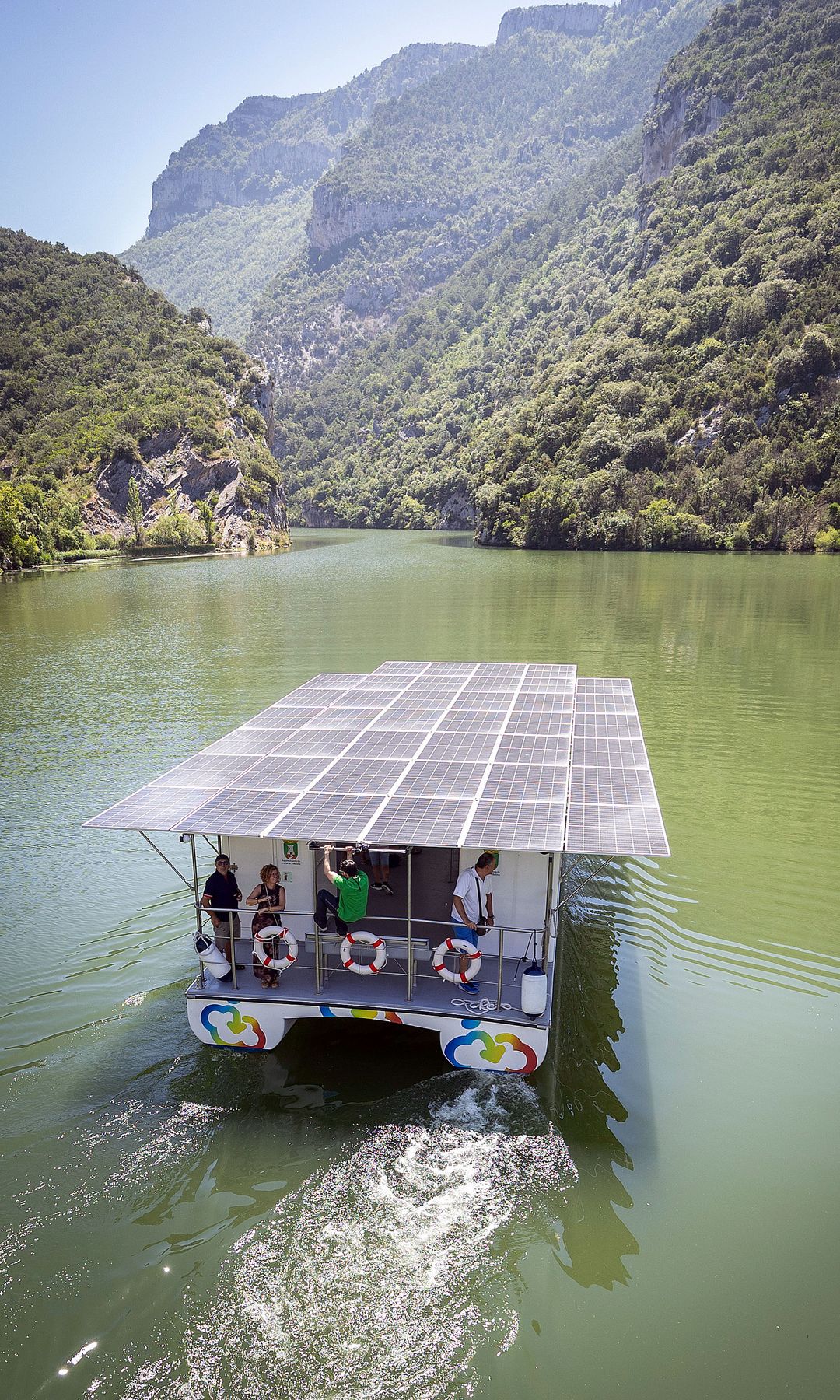 Barco por el embalse del Sabrón, Valle de Tobalina, Burgos