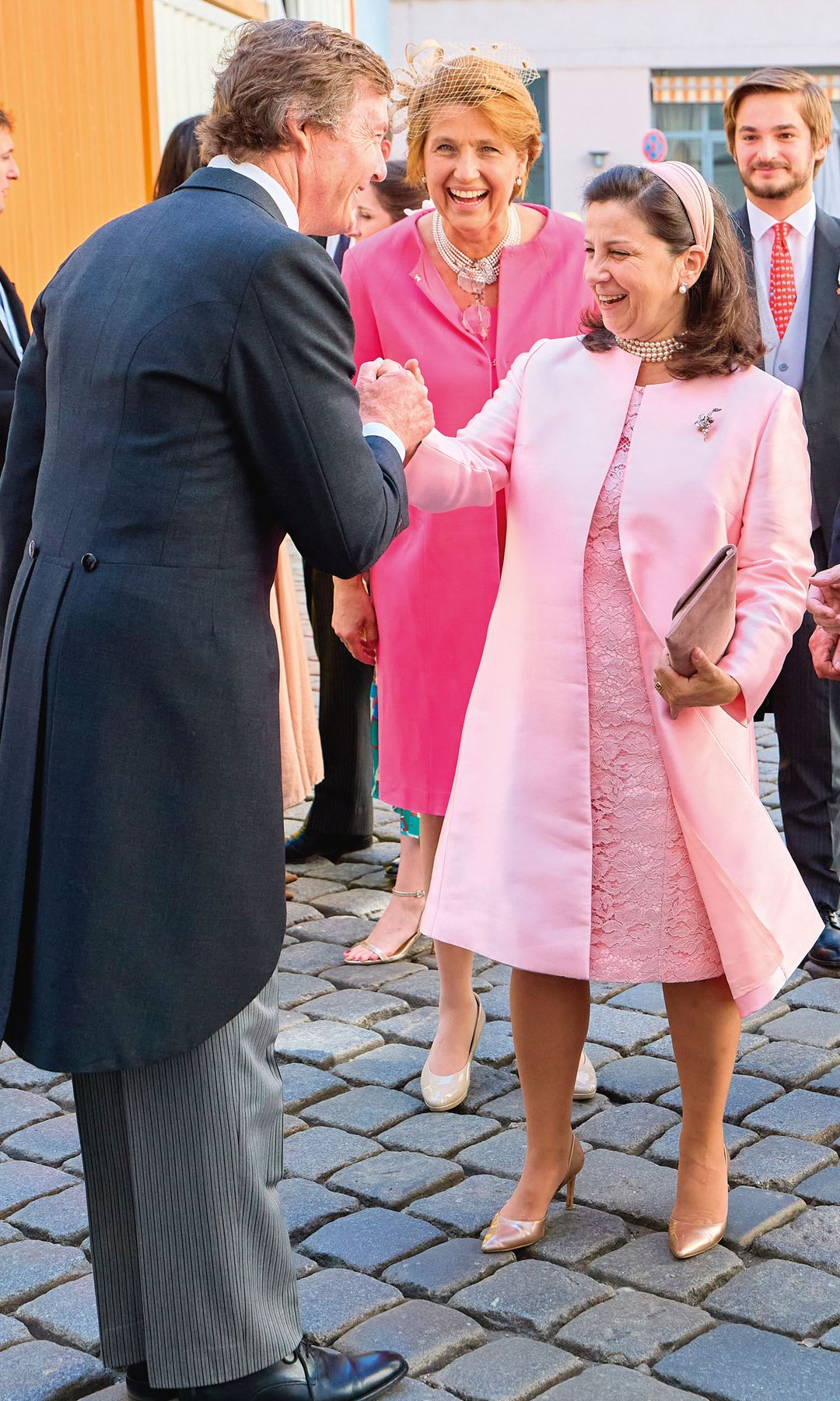 Una fotografía anécdota del duque de Calabria saludando a la duquesa de Braganza
