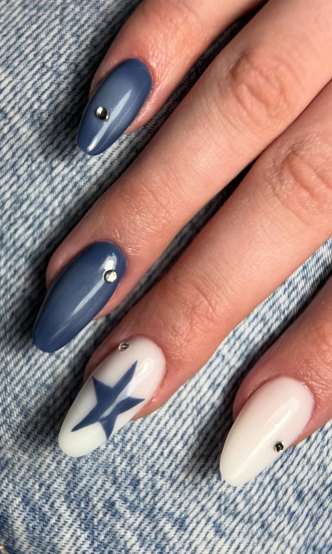 Manicura azul con estrellas