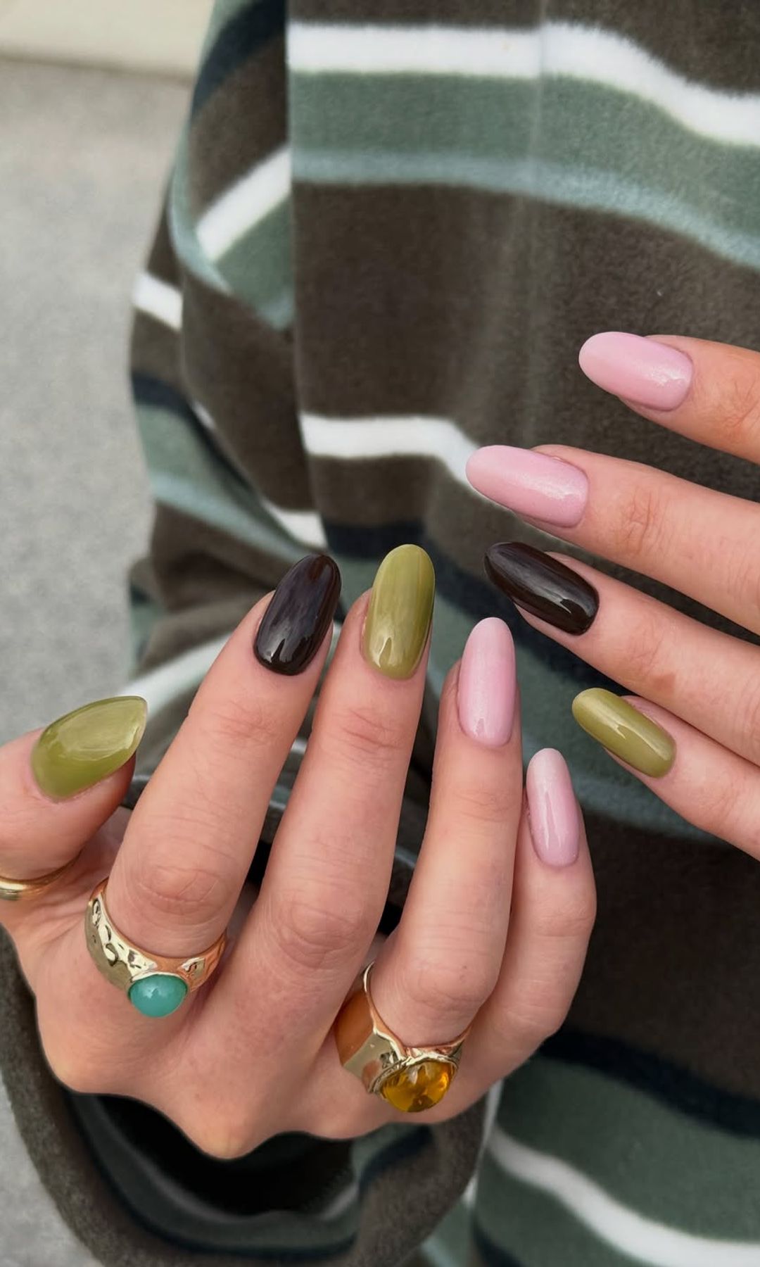 Manicura multicolor con verde oliva