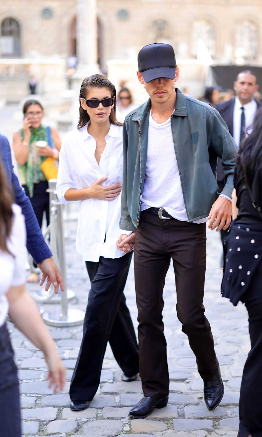 Kaia Gerber y Austin Butler en el desfile de Valentino durante la Semana de la Moda de Paris en 2023.