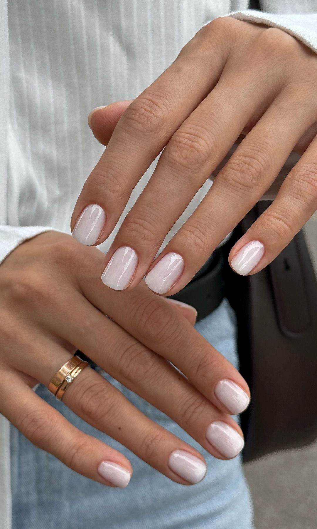 Manicura en blanco lechoso 