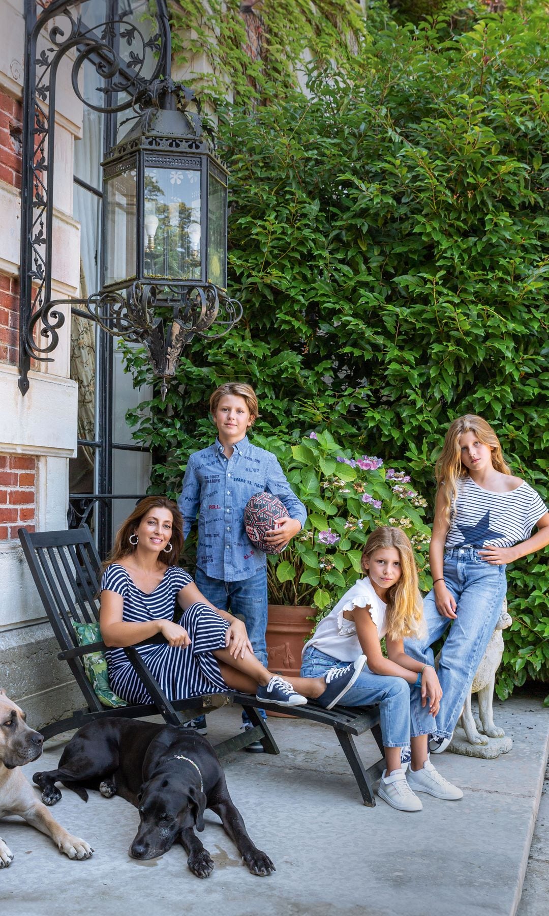 Nuestra anfitriona posando con sus tres hijos: Leon (doce años), que juega campeonatos de "rugby"; Ava (once), que estudia Música e Interpretación, y Gioia (ocho), que siempre está contenta y ayudando a los demás. Junto a ellos, sus perras, "Massai" y "Texas".