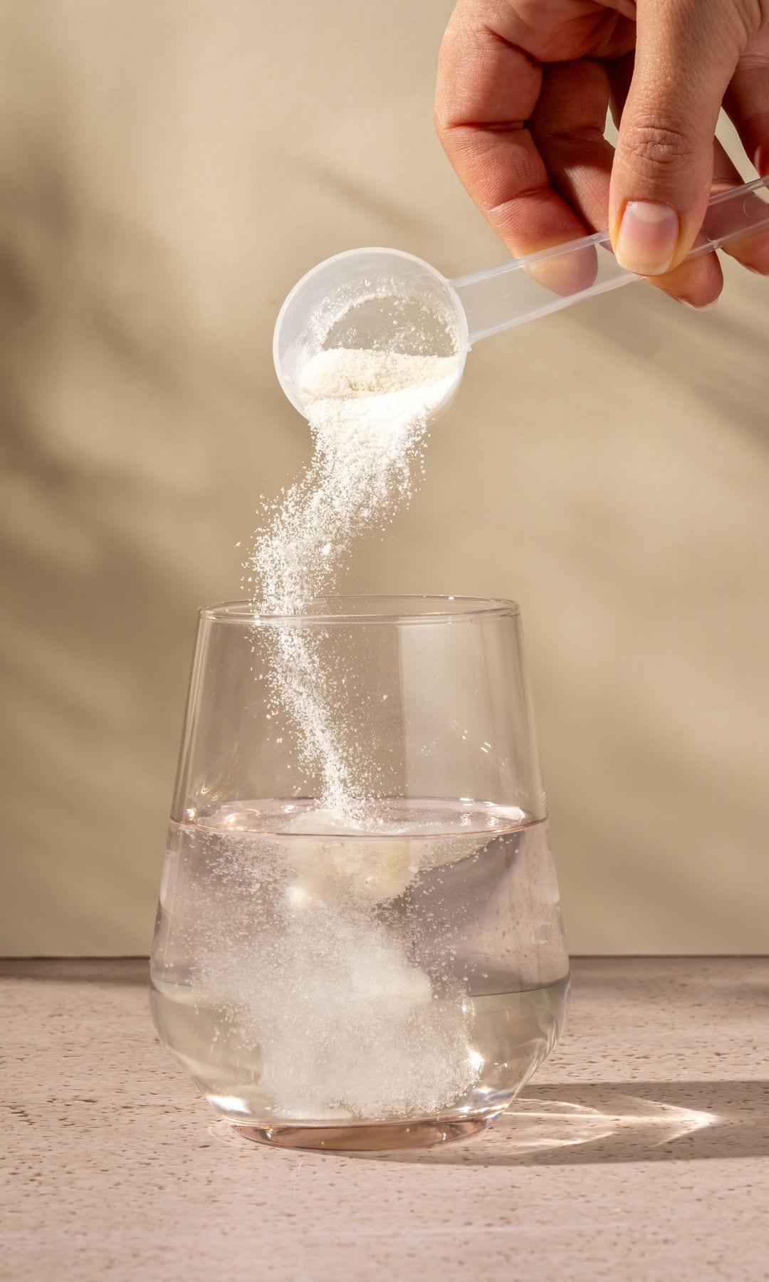 proteína de colágeno en un vaso