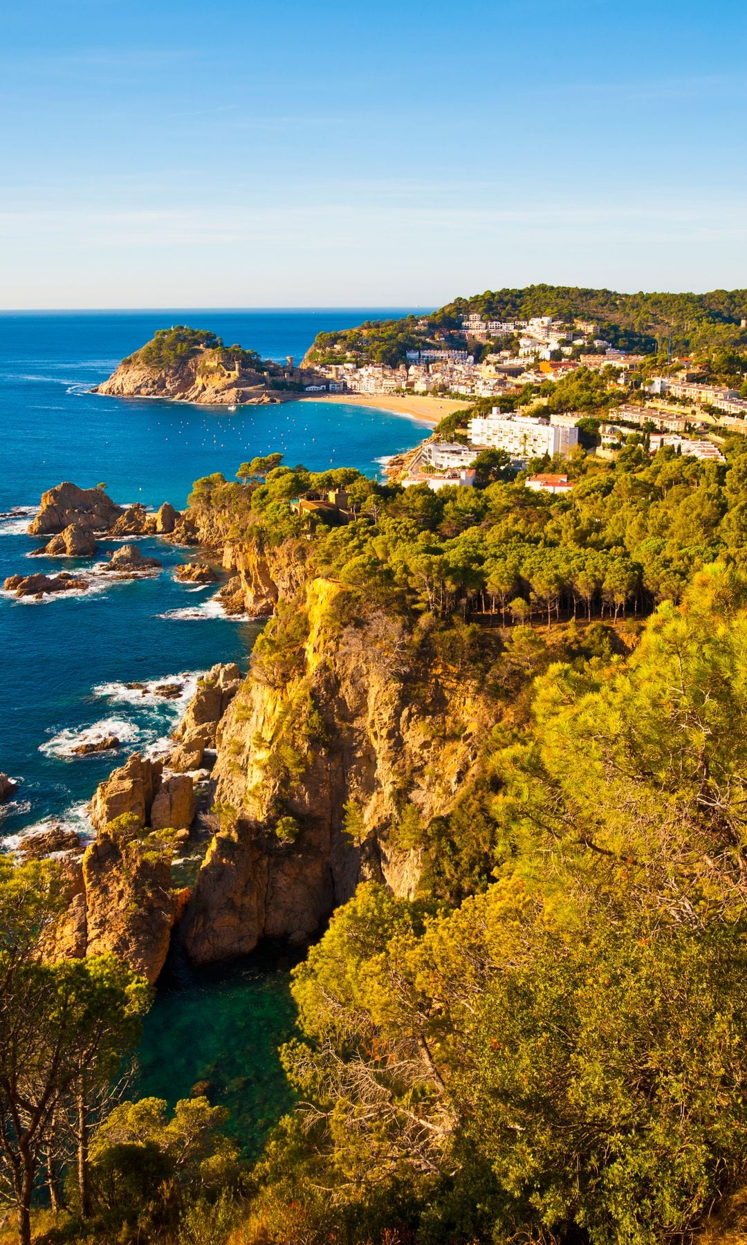 Panorámica del pequeño pueblo de Llafranc, en la Costa Brava (Girona), perteneciente al municipio de Palafrugell