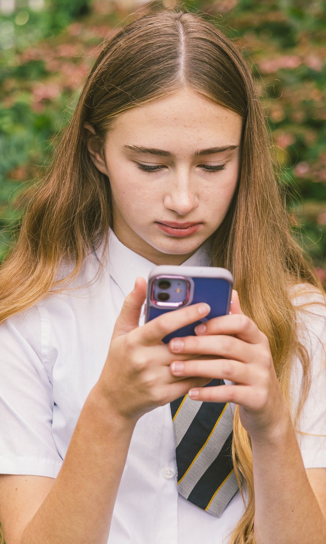 Adolescente con móvil