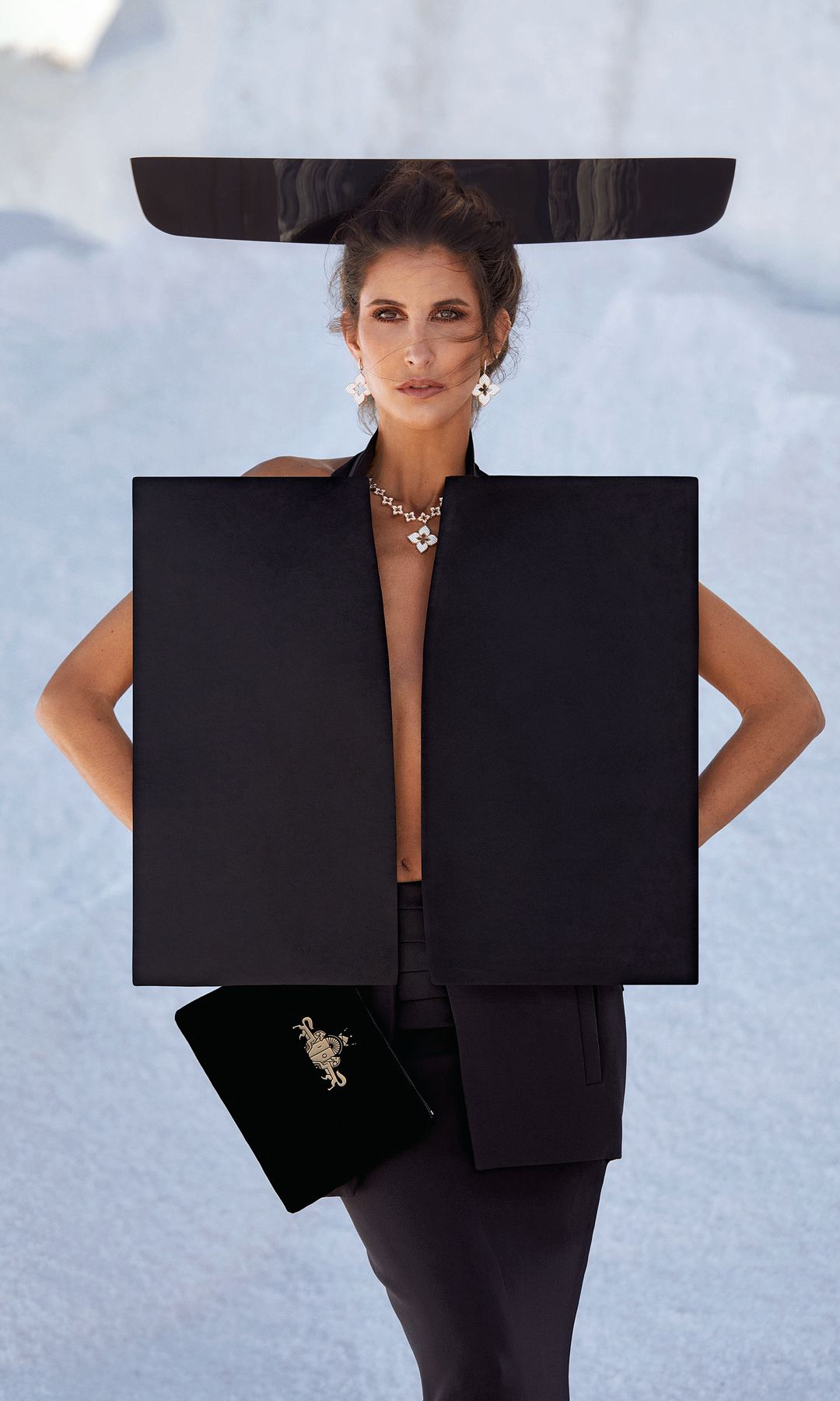 TALENTO Y PASIÓN
En esta imagen, la diseñadora y empresaria posa con traje y tocado, de Stéphane Rolland; bolso tipo clutch, de su firma, IQ Collection, y joyas de Roberto Coin.