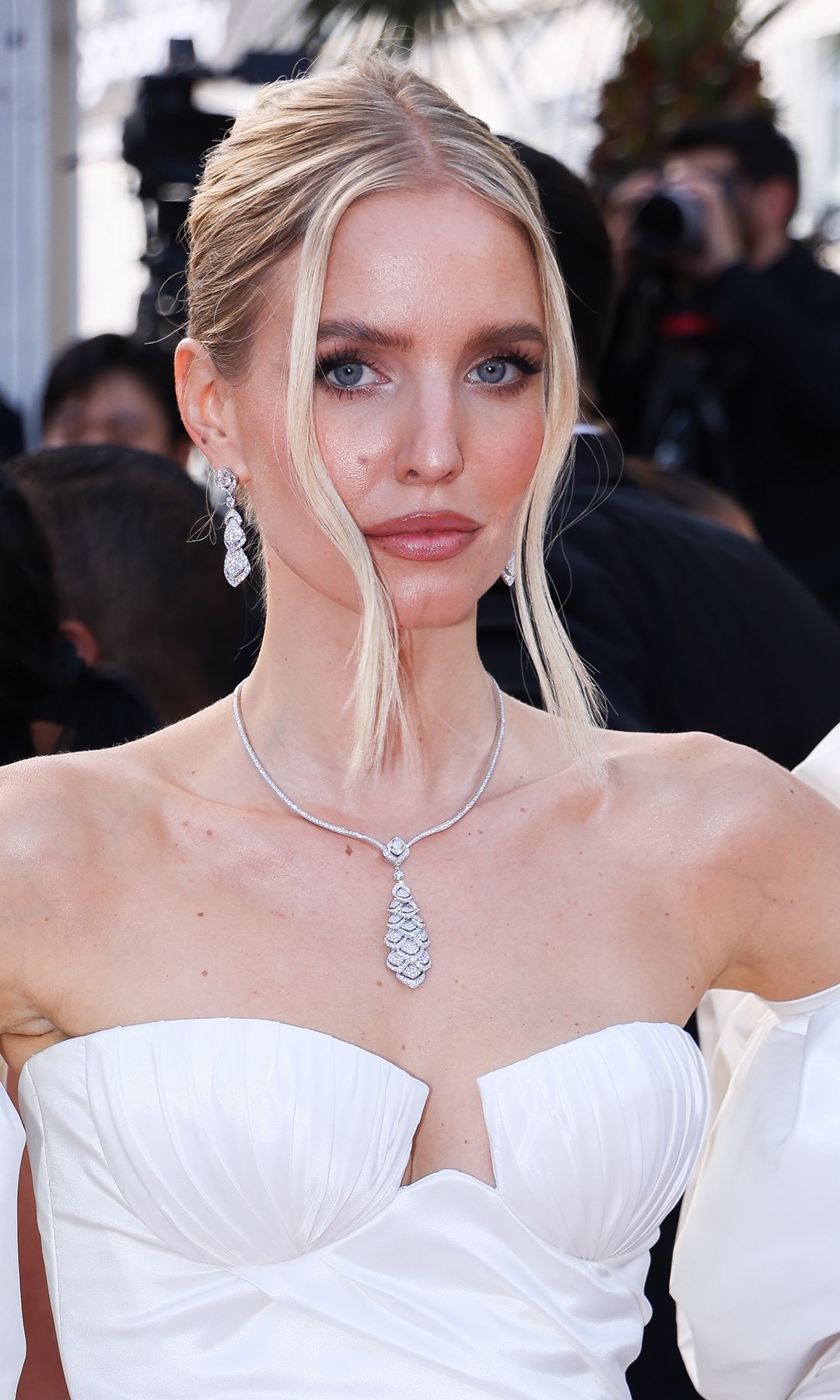 Leonie Hanne peinados fáciles invitada Cannes 2025