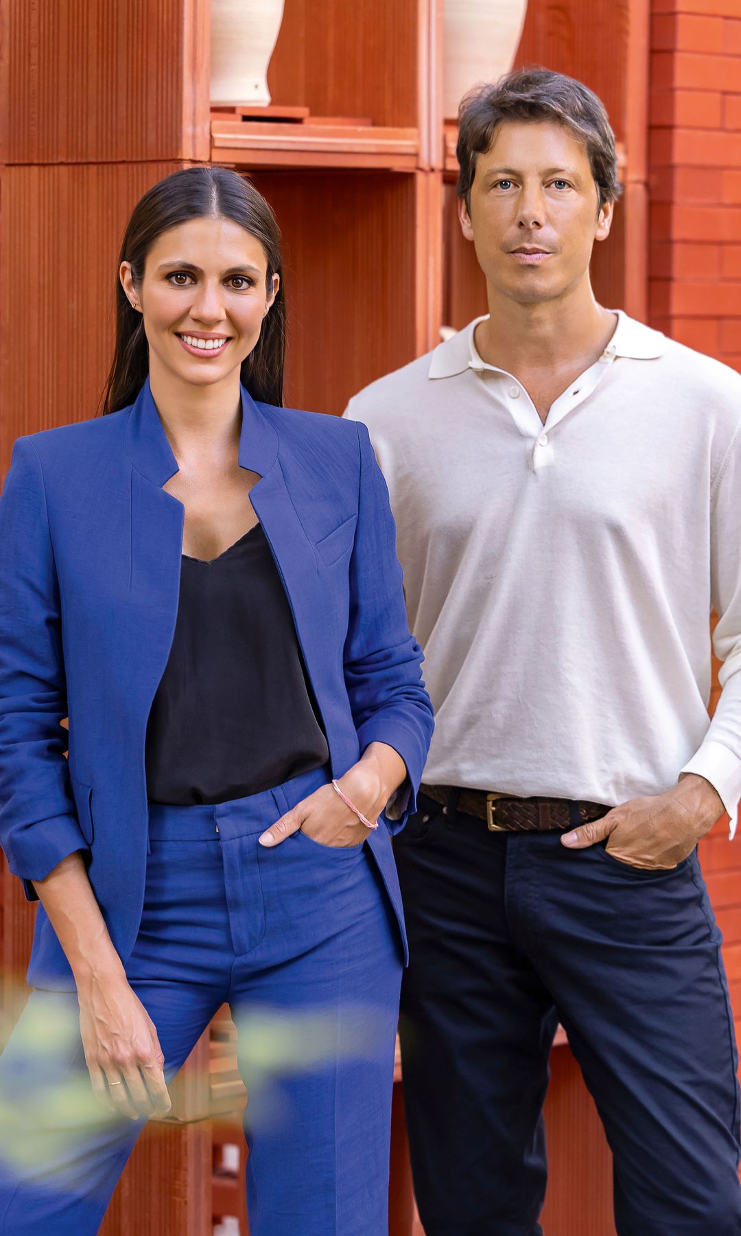 Ana Cristina Portillo, con traje de chaqueta de Zadig & Voltaire para Las Rozas Village, y Tristán Domecq, con "total look" de Hackett para Las Rozas Village, en la celebración del 25 aniversario, que incluyó talleres de artesanía en vivo.