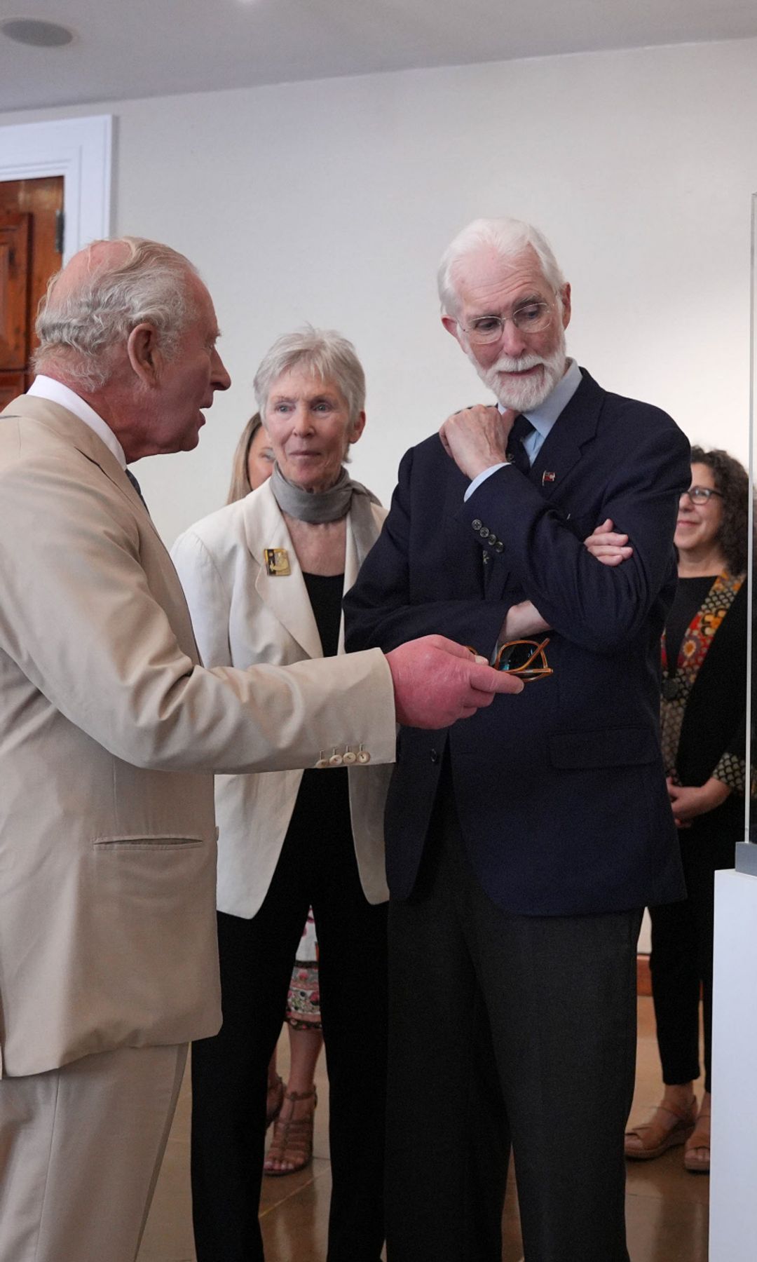 Carlos III con Michael Frith, creador de los 'Muppets', 'Fraggle Rock' y 'Dr. Seuss', y su esposa Kathryn Mullen, en el Ayuntamiento y Centro de Artes de Hamilton