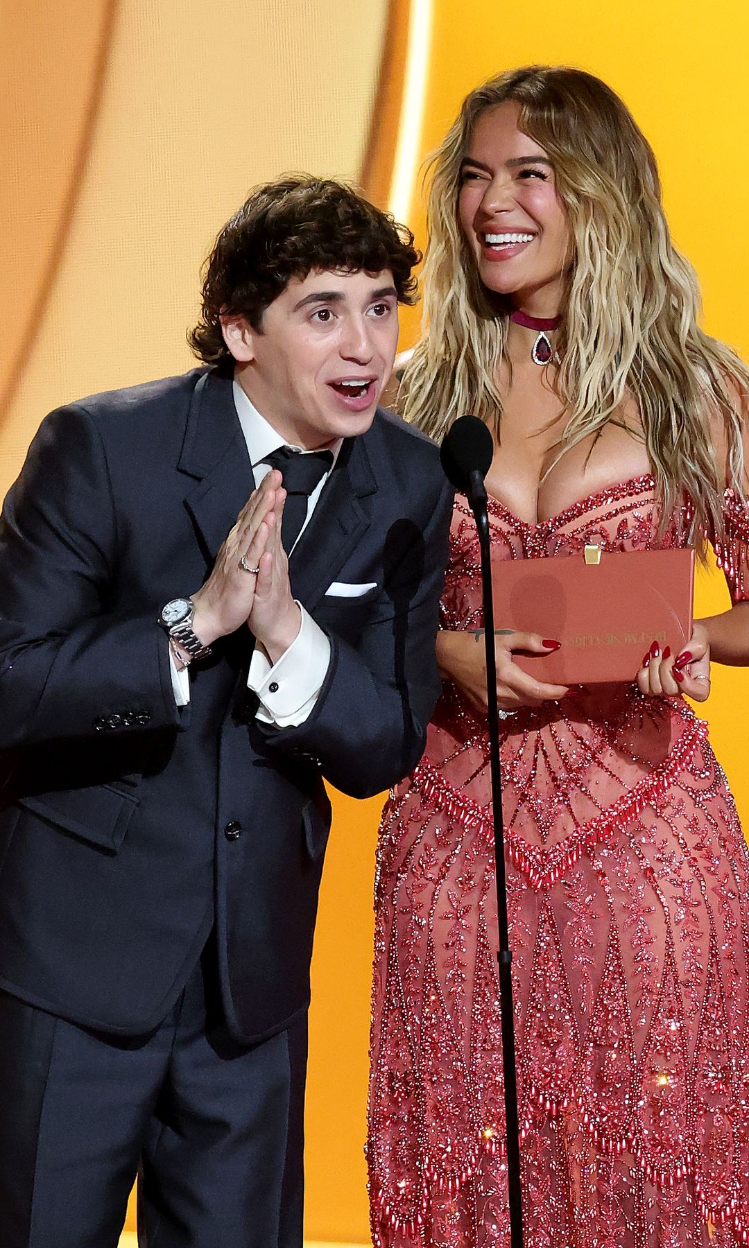 Marcello Hernández y Karol G entregando el premio a Bad Bunny