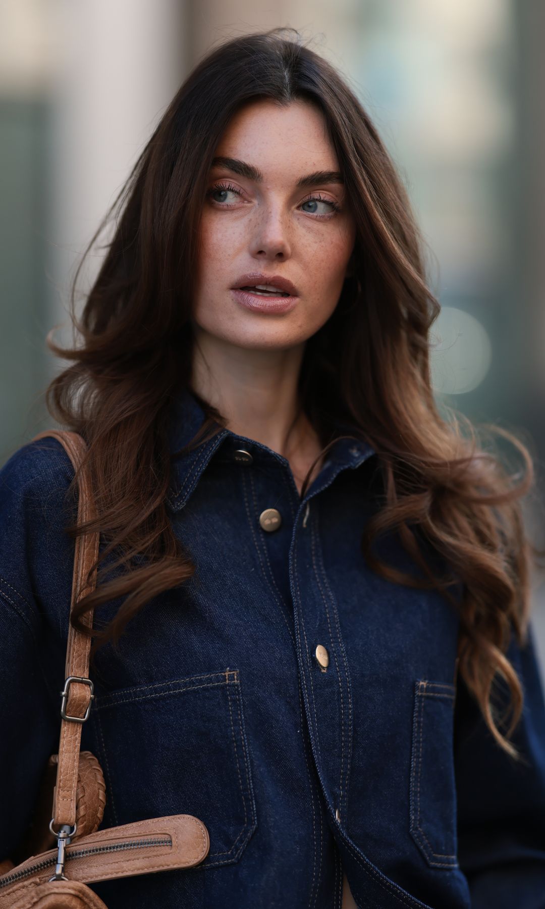  Mujer con cabello largo y ondulado