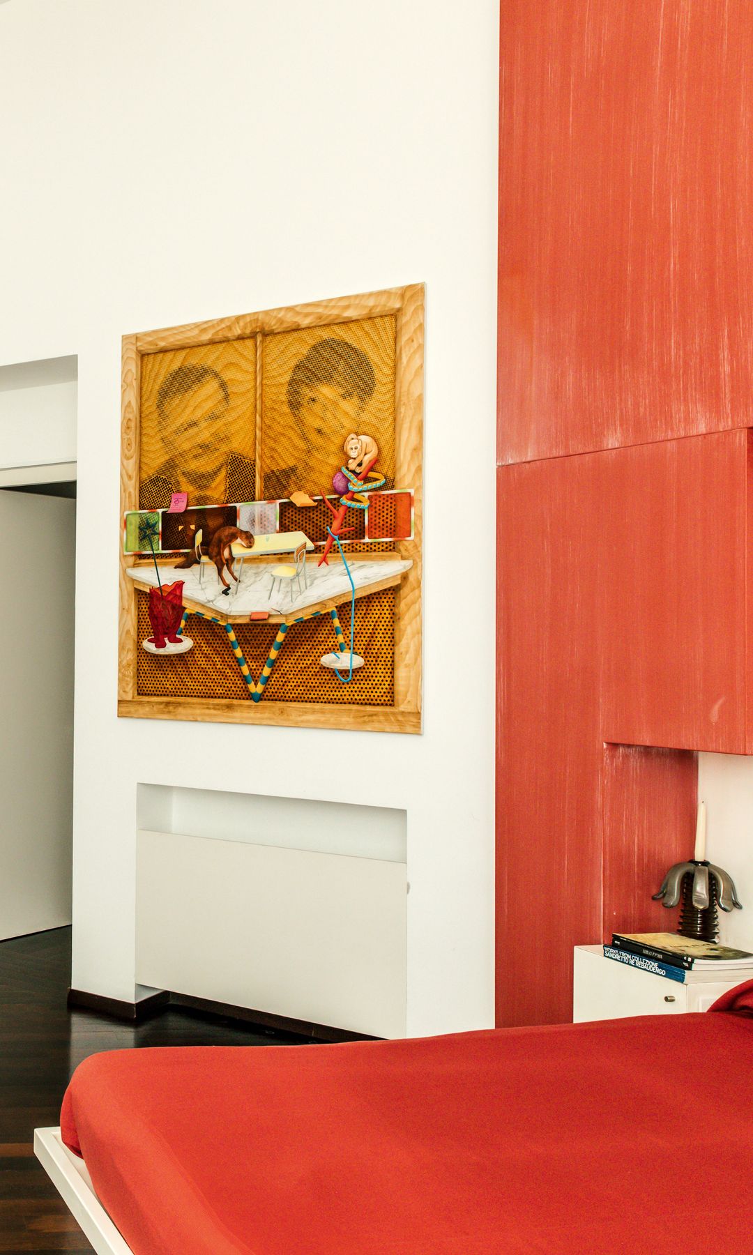 Otra vista de la habitación, con una litografía de Thomas Ruff (izquierda) y la pintura "Agostino & Patrizia", de David Czupryn. En la página siguiente, n