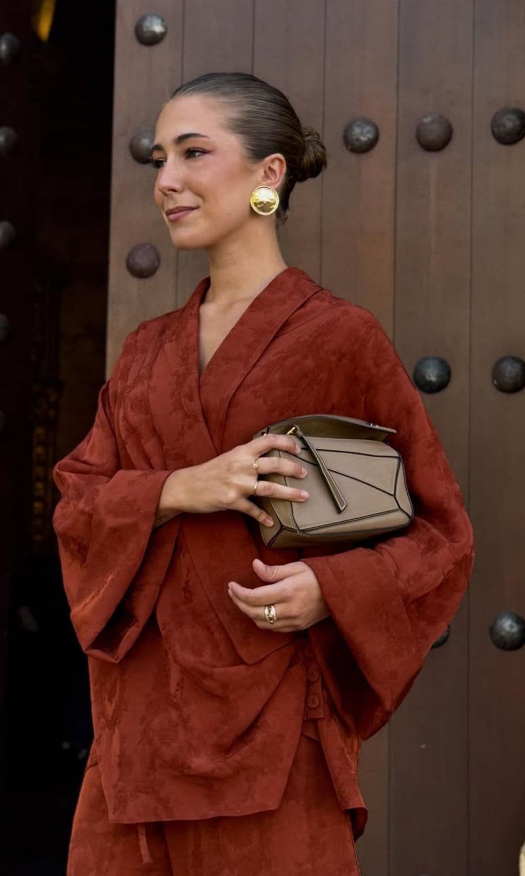 Look de invitada con traje y chaqueta tipo kimono