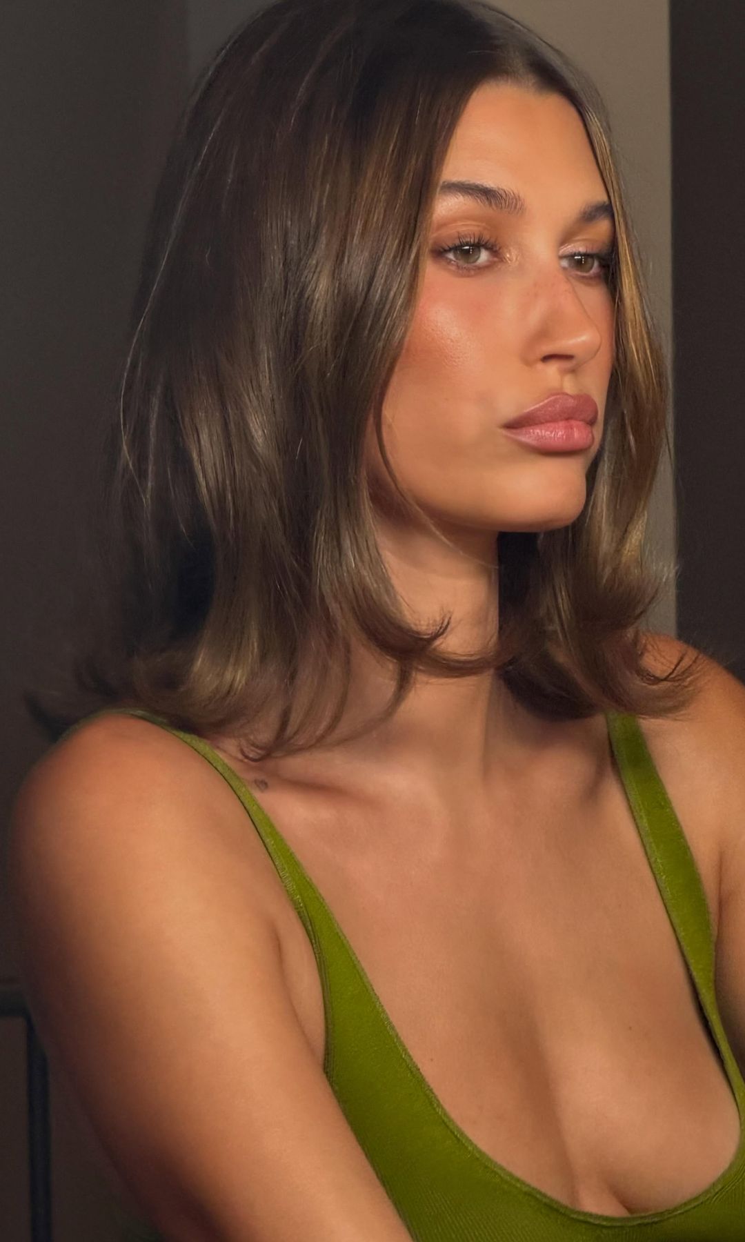 Hailey Bieber posa con un corte bob a la altura de la clavícula y las puntas peinadas hacia fuera