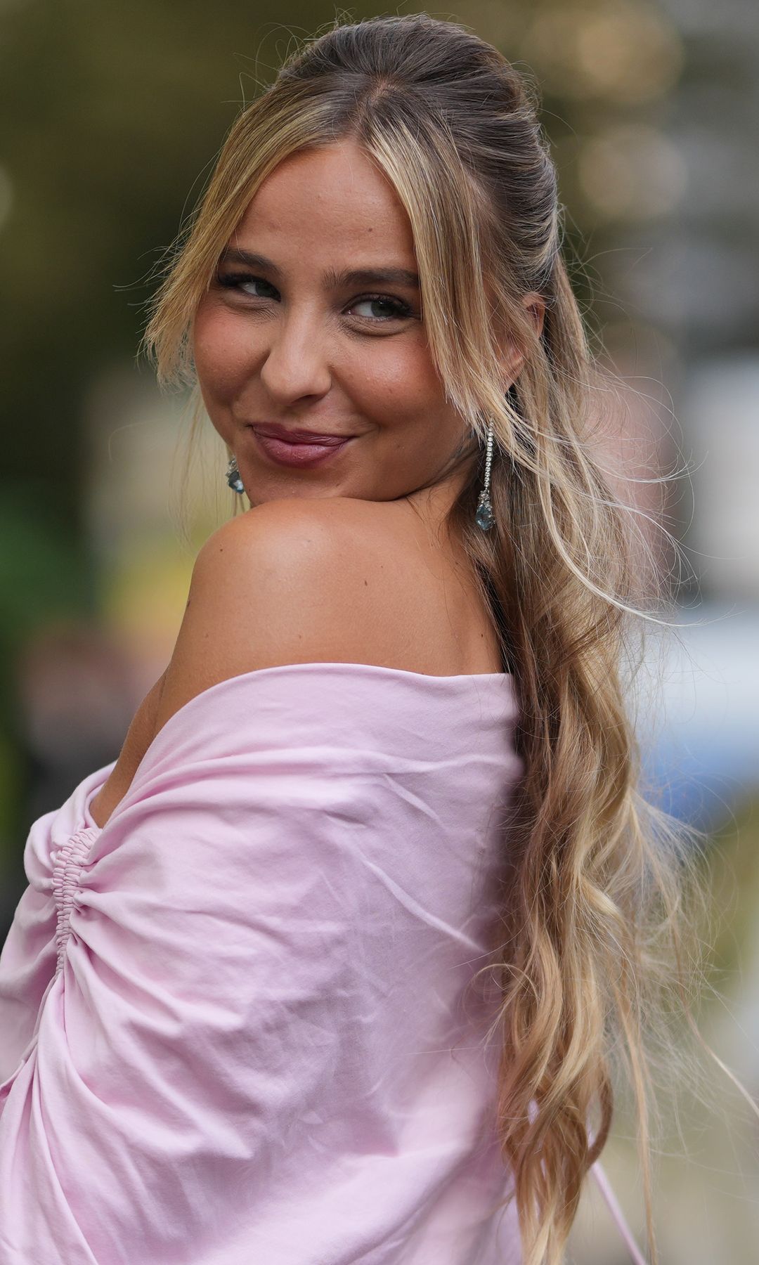 Invitada a la Semana de la Moda de París con maxicoleta y vestido rosa