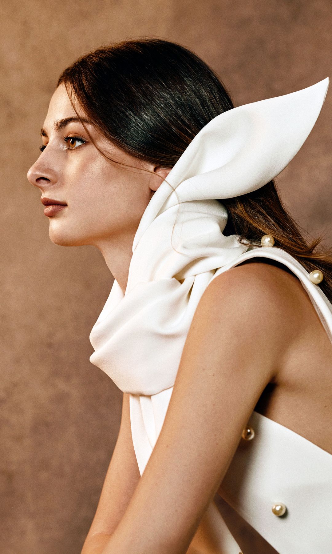 Eulalia de Orleans-Borbón, con vestido con gran nudo al cuello, en un retrato