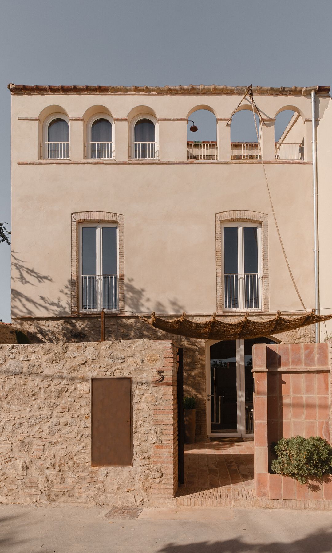 Fachada de casa con piedra y mortero 