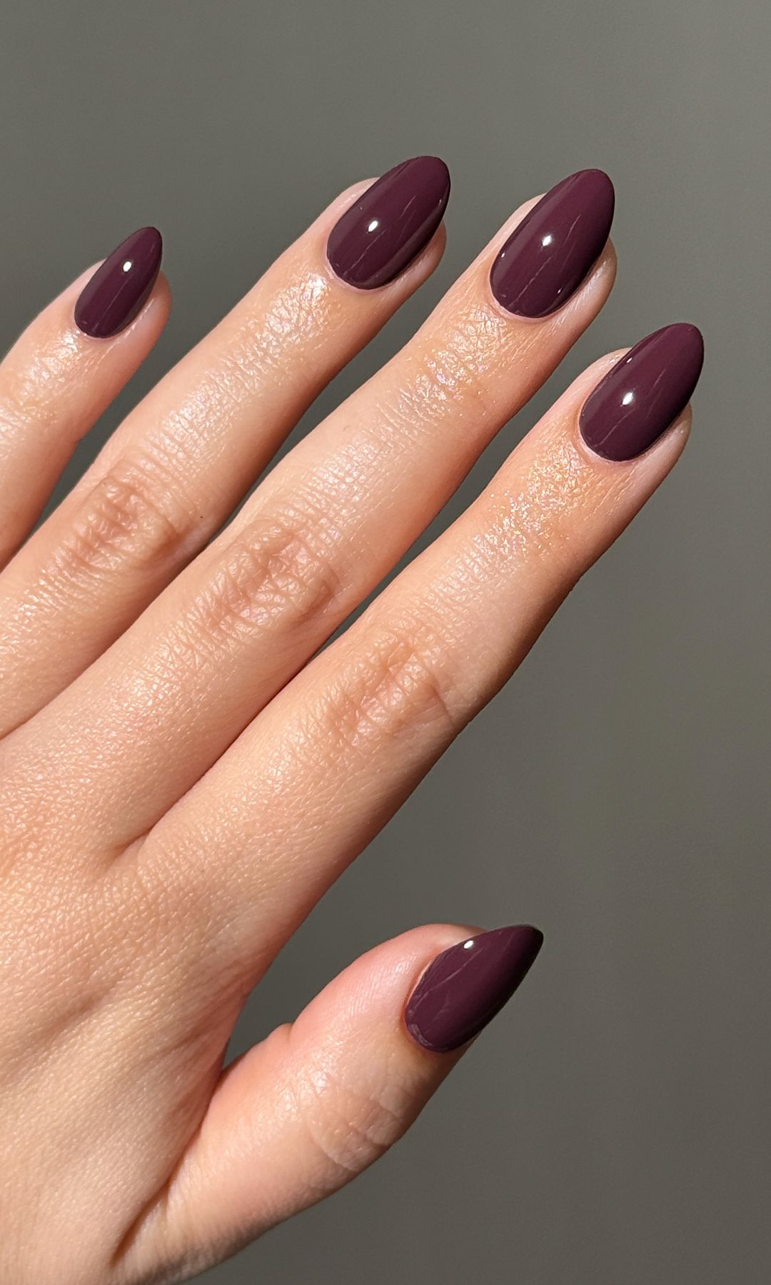 Manicura en color ciruela