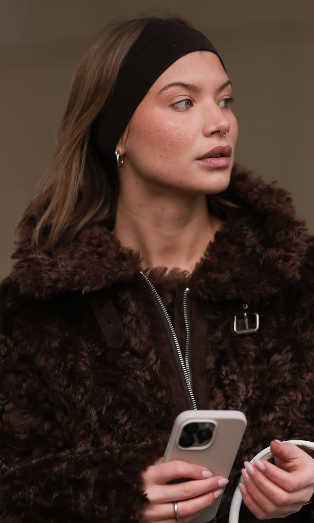 Mujer con diadema en el pelo